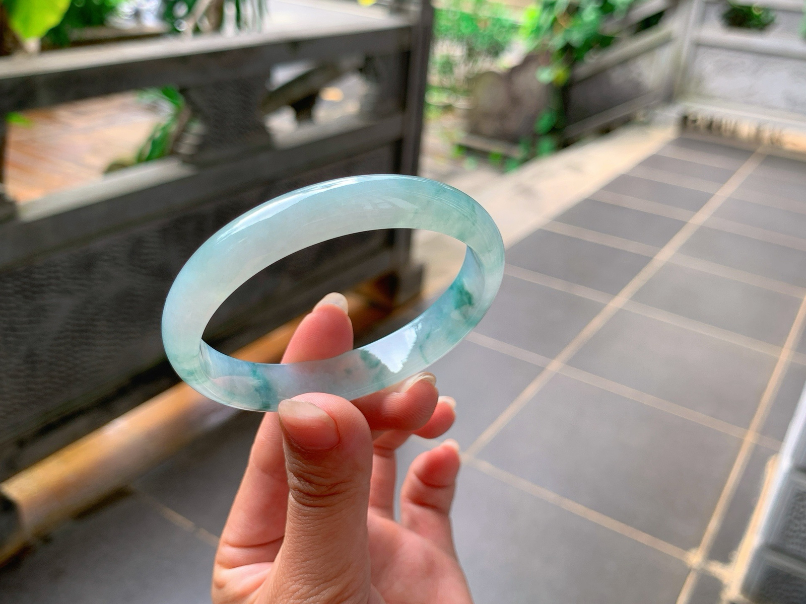 ｜56圈口
冰飘花贵妃手镯，花色灵动大方，飘逸轻盈，整体水汪汪的，冰润透亮，