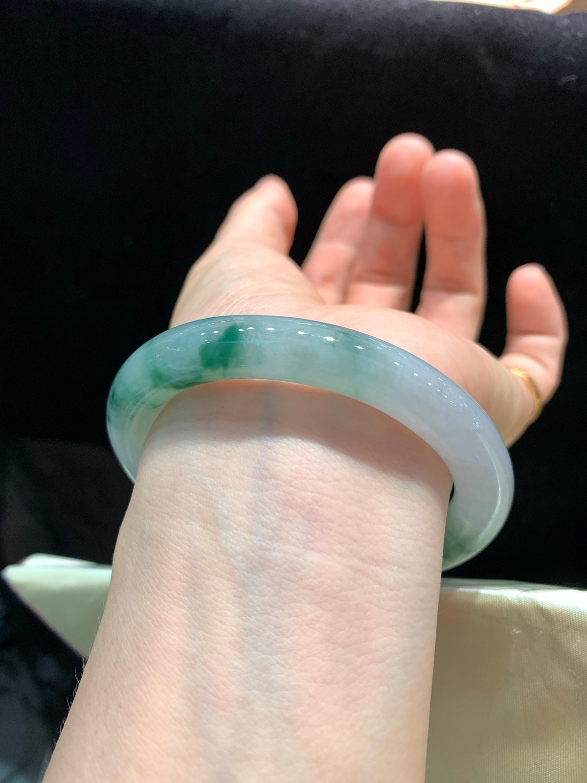 尺寸56/10，冰种飘花圆条手镯
冰透水润细腻