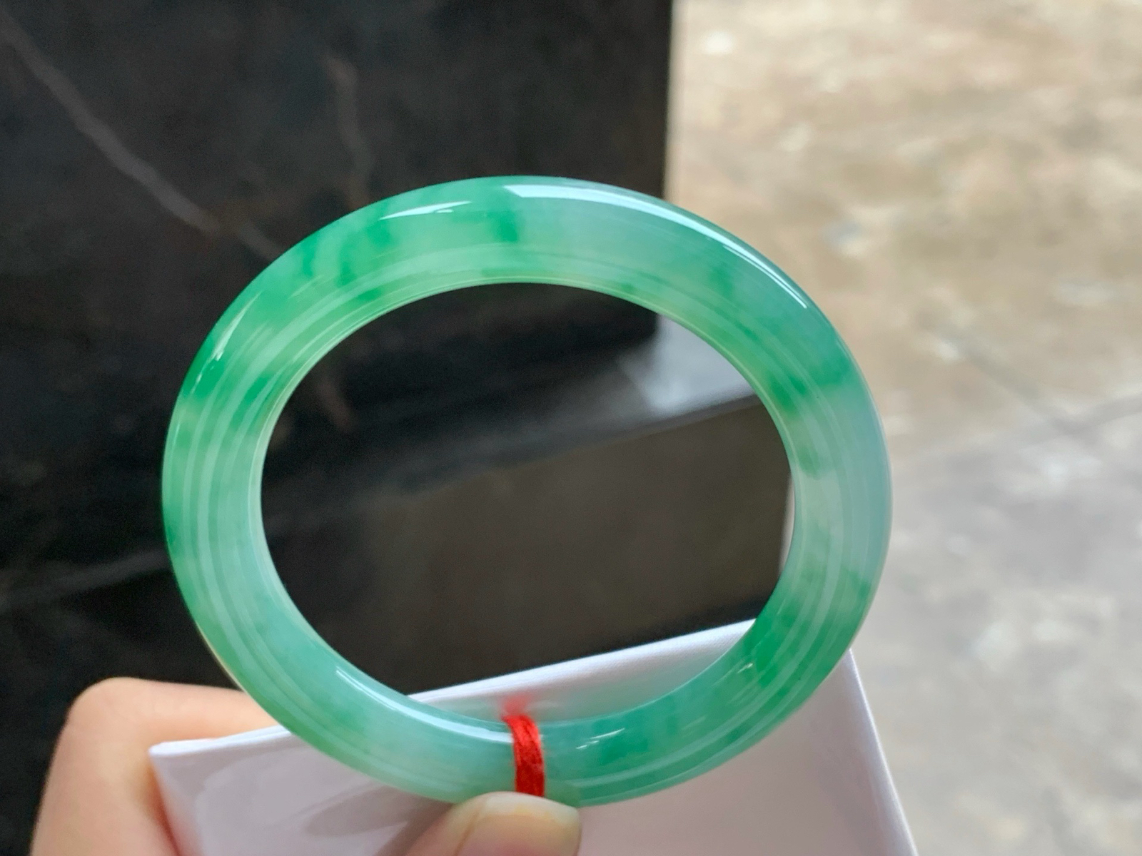 50.5-8.9
绿花圆条手镯^_^颜色好看 细腻