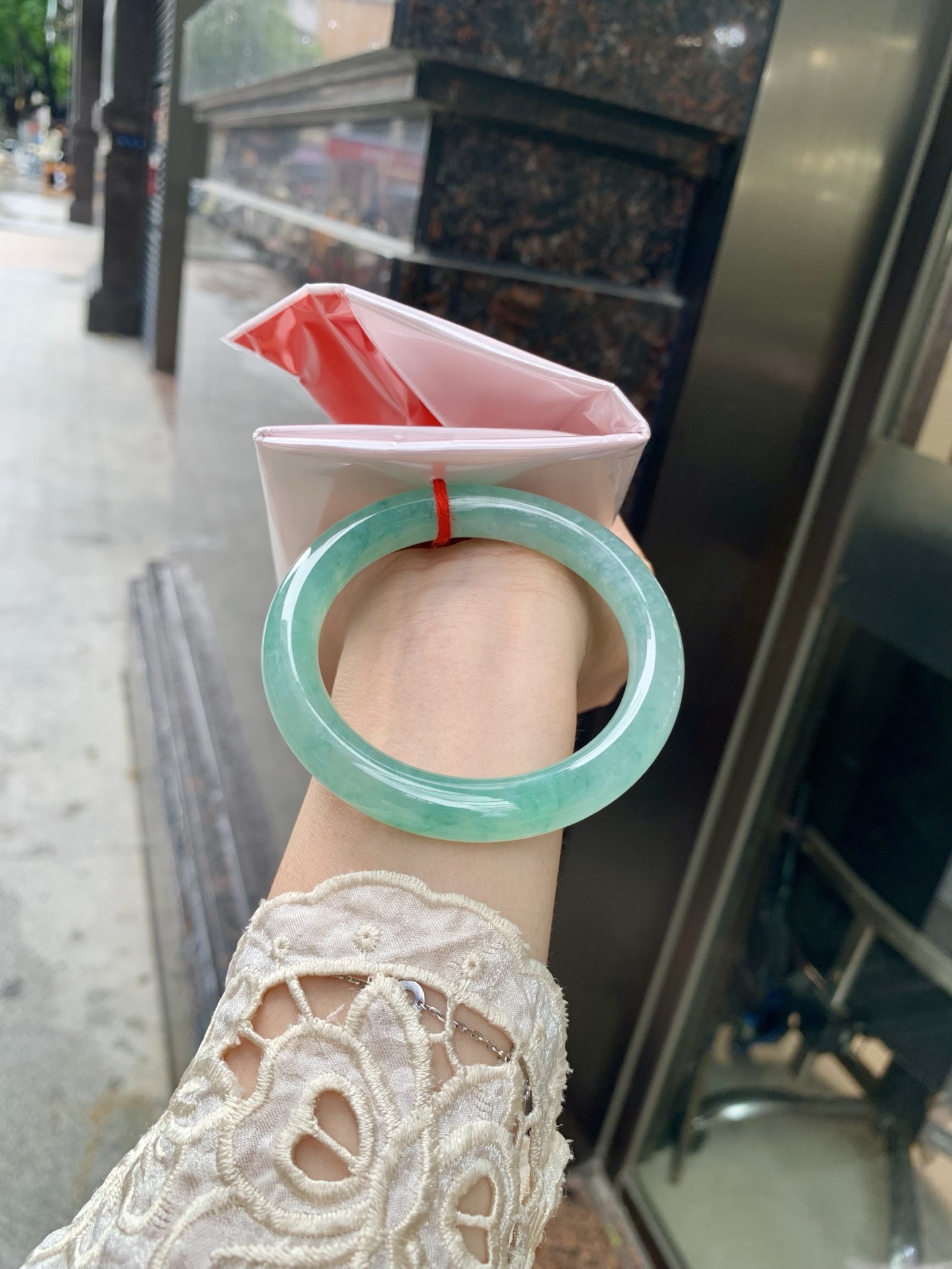 冰晴飘花圆条 55.3-9-10.2 0704-N1147 打灯细纹，底妆冰透胶润，冰晴底飘碎花，独特且直观的美，它的冰透细腻质地，成就了两种风格融合下最原始神秘气质
