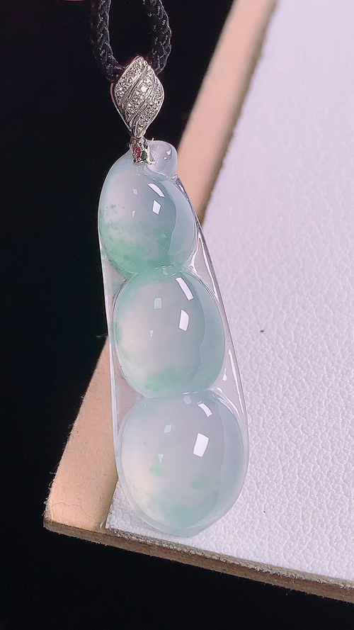 ️18K冰飘花四季豆吊坠，无裂，尺寸:40.0-32.8-11.2-6.2mm