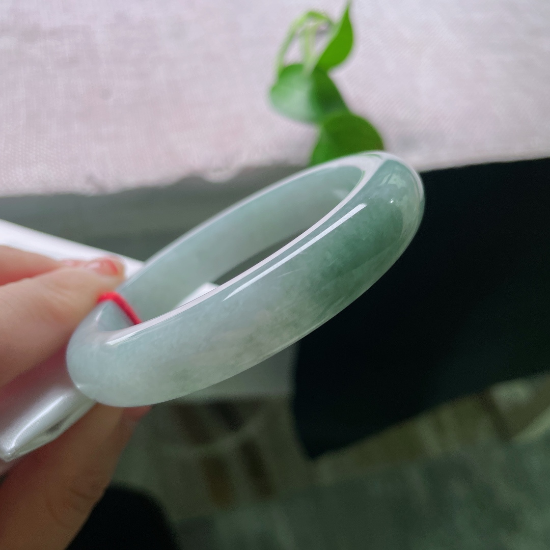 蓝底飘色正圈，底色清透柔和，镯身晕开一抹油绿色，温润动人。腕间轻绕，藏着清简治愈的东方温柔。无裂，ss52412a