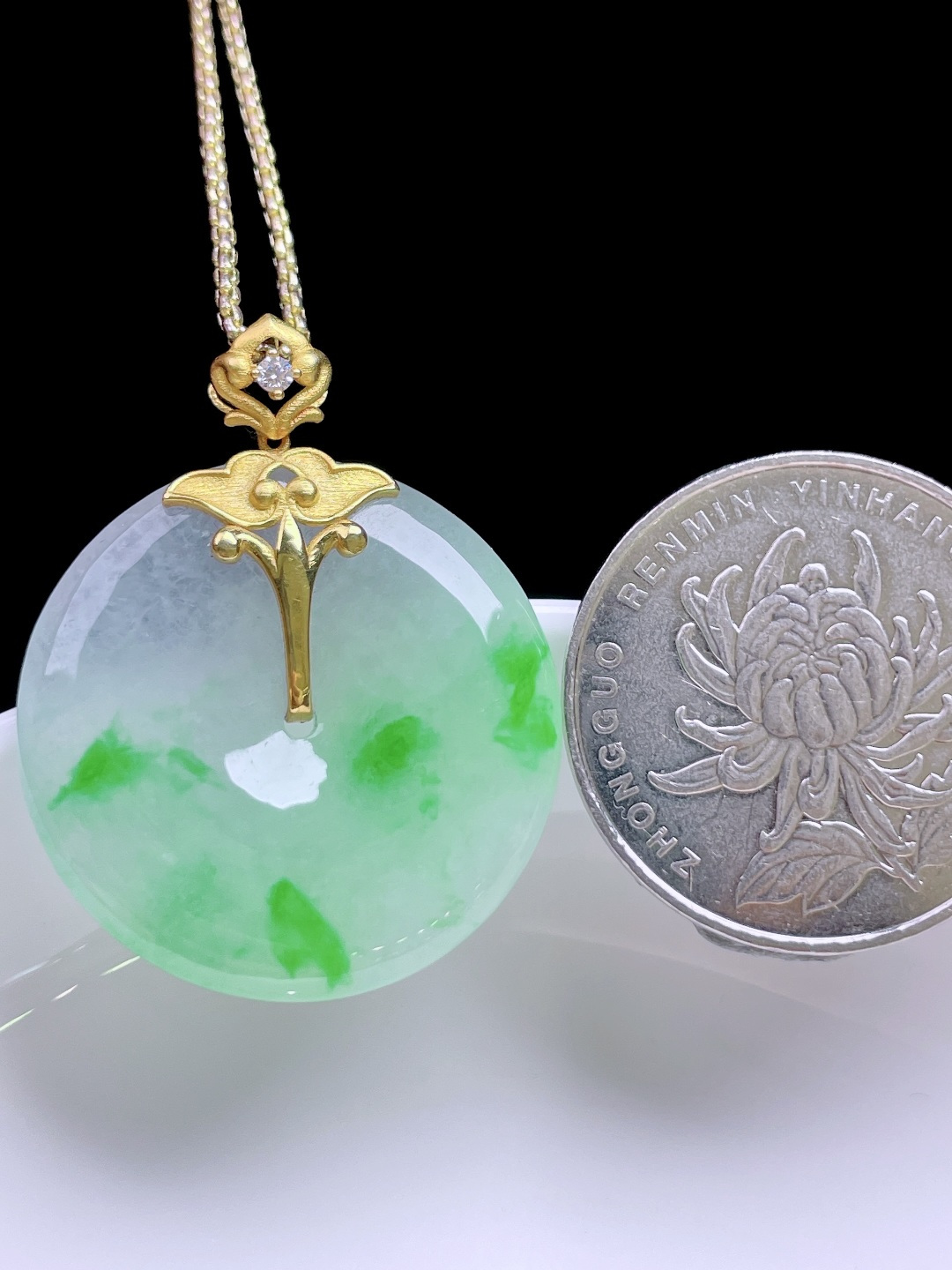 冰飘绿花平安扣 花色灵动，种老水润，18k金镶嵌 整体：33 裸石：26.3/4.2