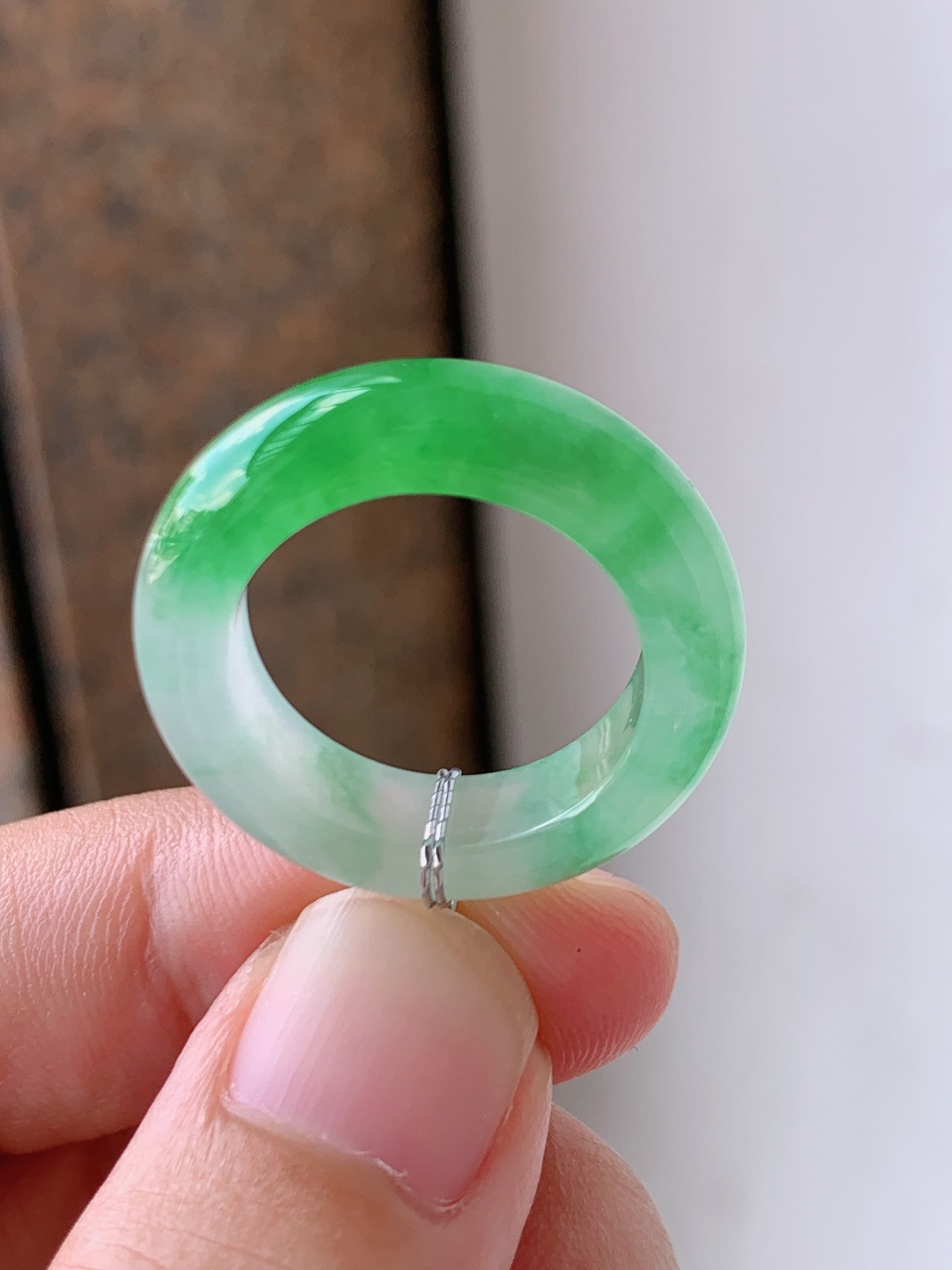 正阳绿戒圈，翠色浓艳，一半冰润一半辣绿，贵气夺目。裸石25.5-5.8圈口14 010630