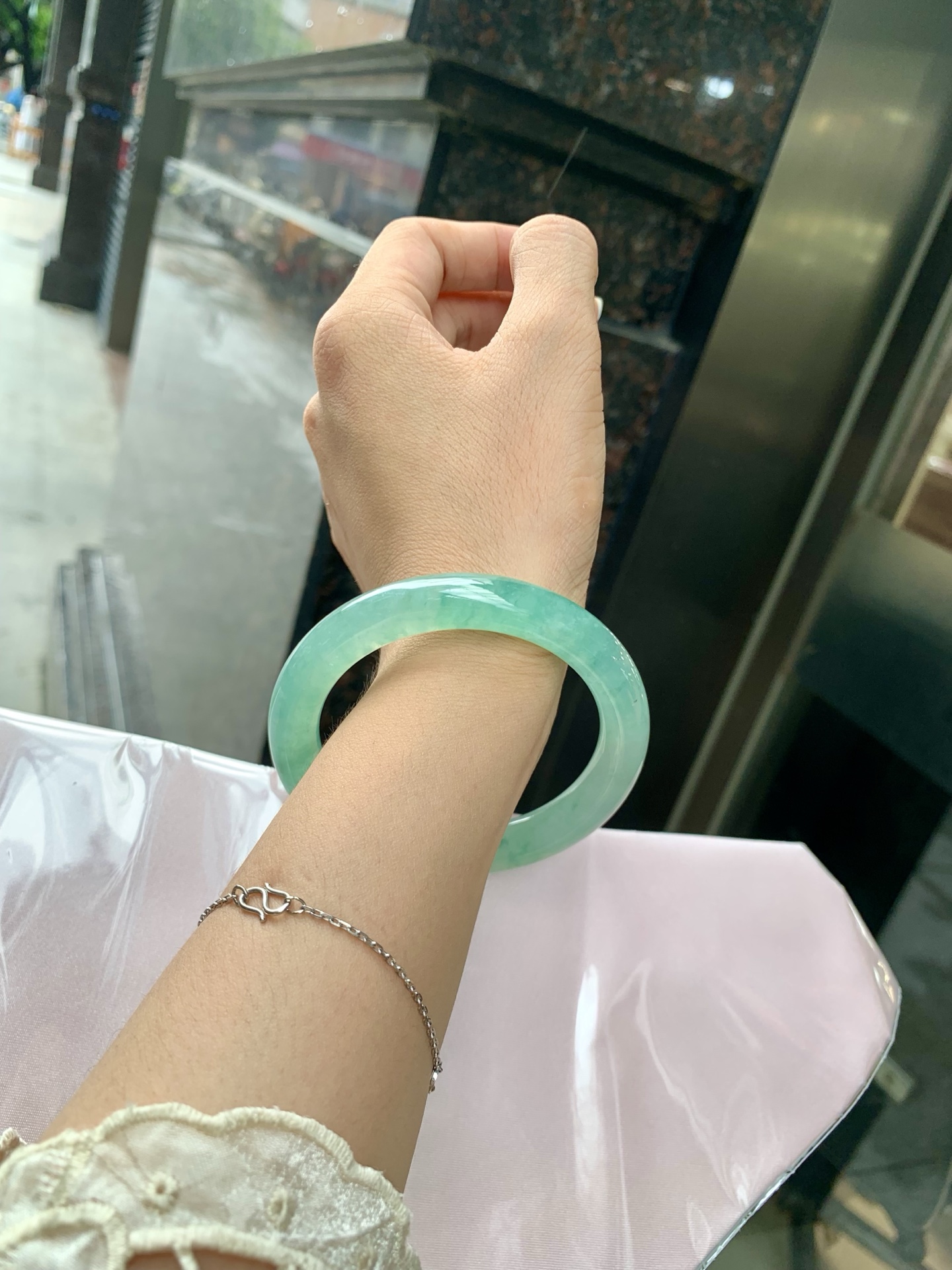 冰晴飘花圆条 55.3-9-10.2 0704-N1147 打灯细纹，底妆冰透胶润，冰晴底飘碎花，独特且直观的美，它的冰透细腻质地，成就了两种风格融合下最原始神秘气质