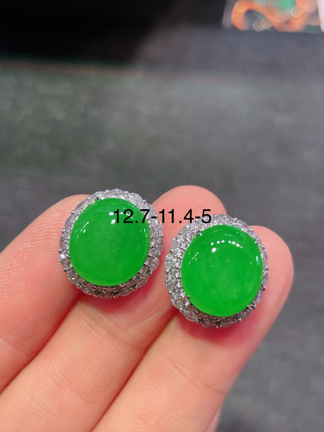 ️绿蛋面耳钉 晶莹剔透，新颖时尚，无裂，12.7-11.4-5