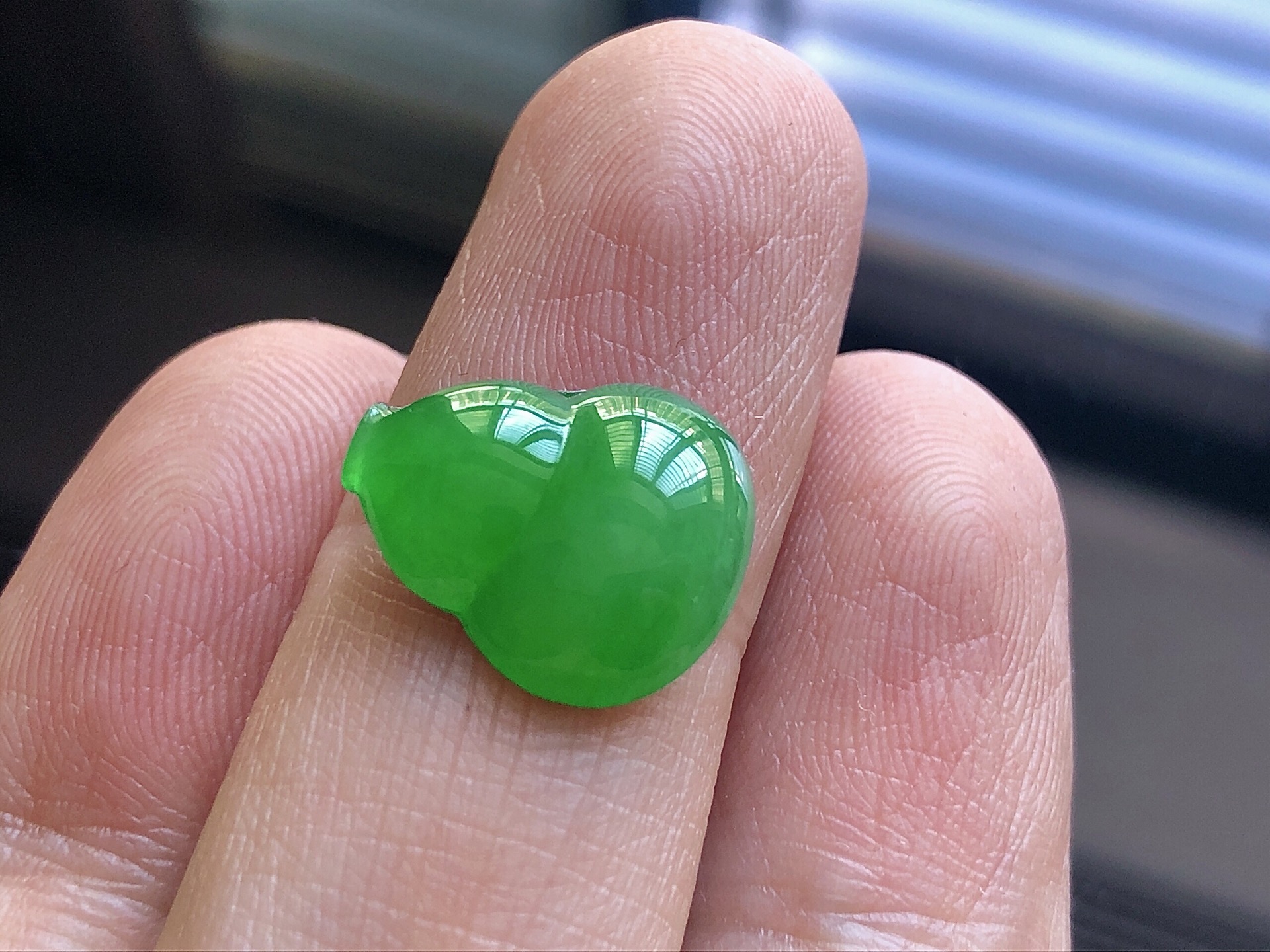 ️ 冰种阳绿葫芦， 色泽艳阳，通透水润，玉质细腻，夺目迷人，镶嵌效果，品相，无裂，尺寸14.6*12.5*3.8