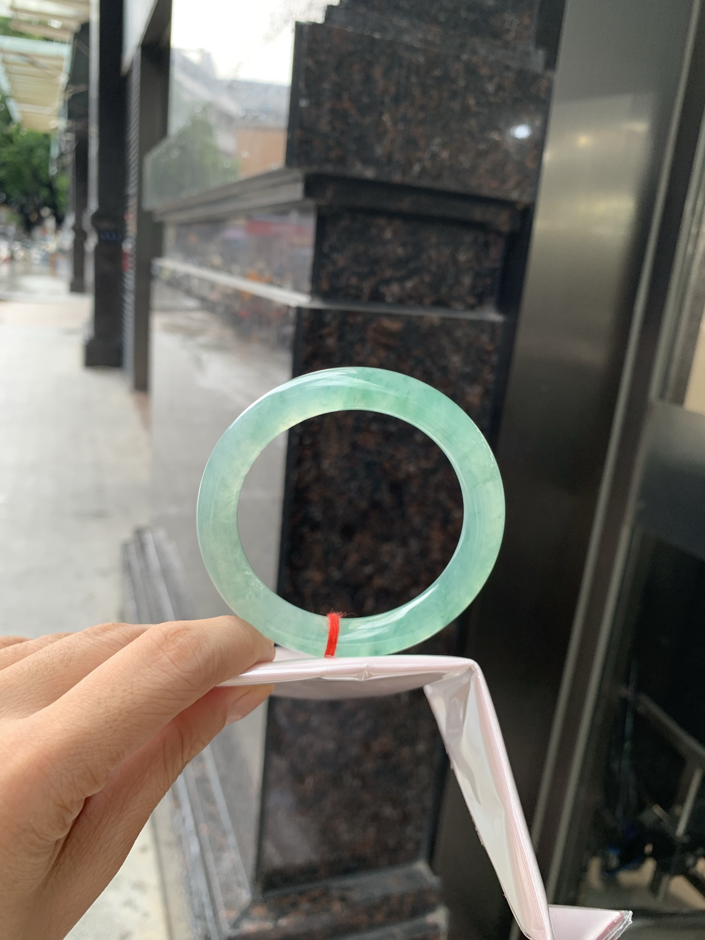 冰晴飘花圆条 55.3-9-10.2 0704-N1147 打灯细纹，底妆冰透胶润，冰晴底飘碎花，独特且直观的美，它的冰透细腻质地，成就了两种风格融合下最原始神秘气质