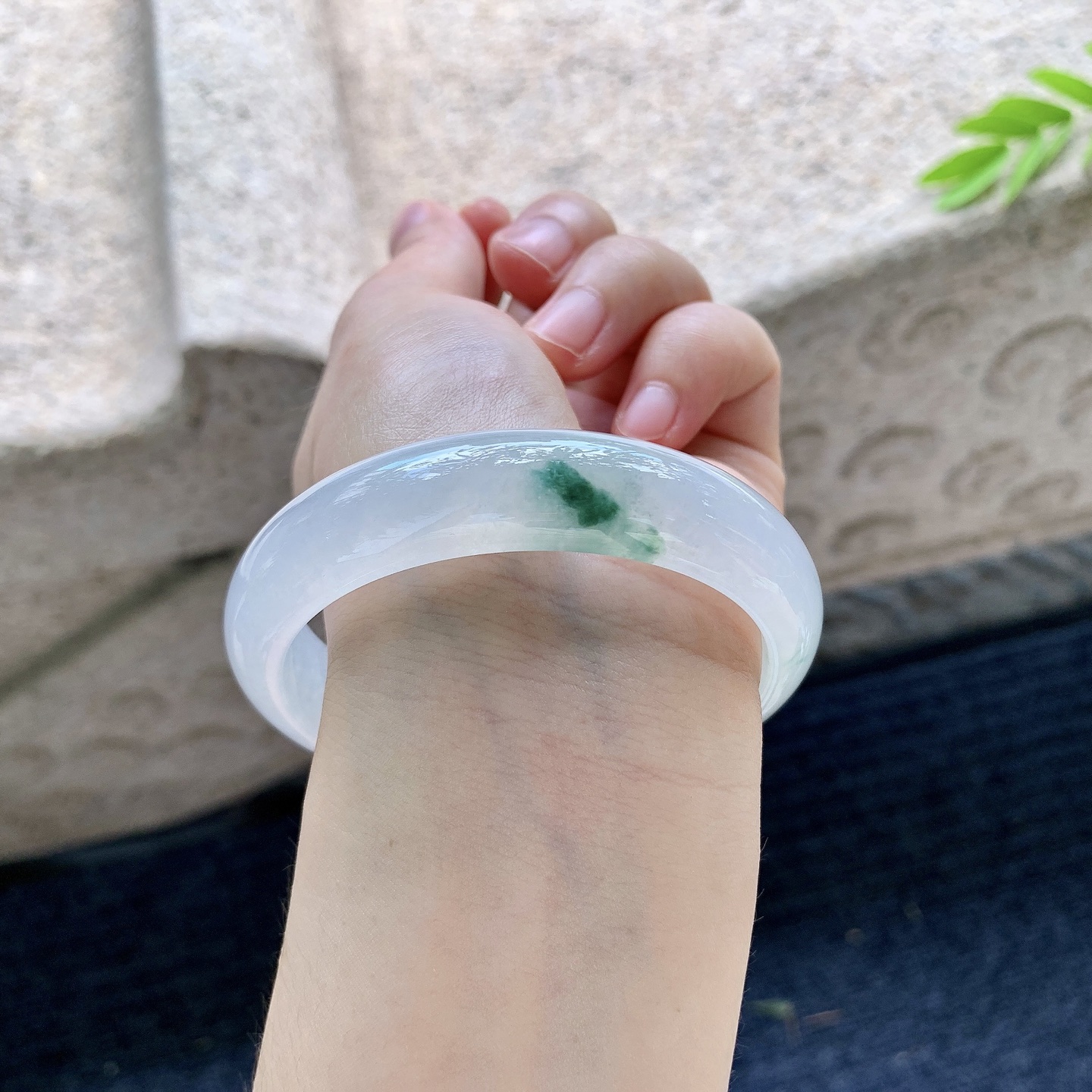 正圈57 58【圈口】58.4/14/7.5【编码】QX070525【描述】冰糯飘花，水润，种老，细腻，无裂