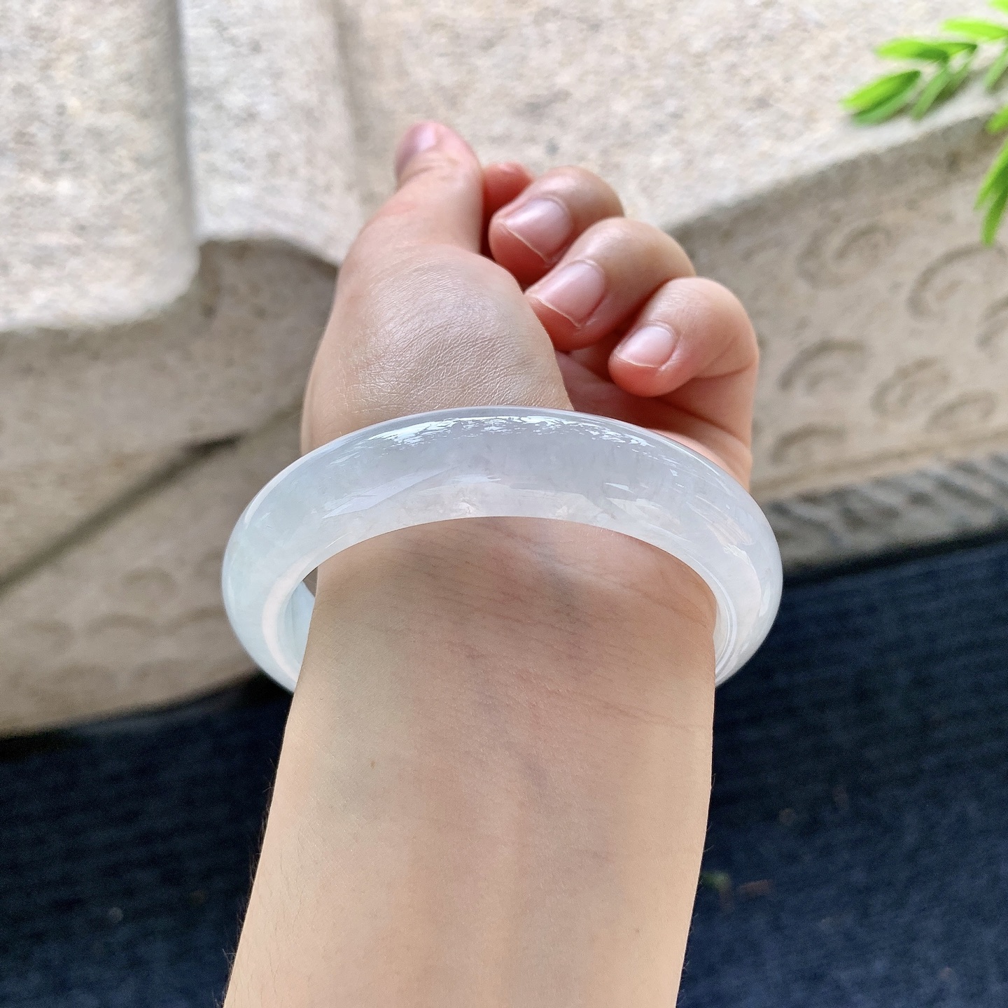 正圈55 56【圈口】56.2/13/8.5【编码】AD070503【描述】糯冰底色，水润，种老，细腻，打灯有絮线