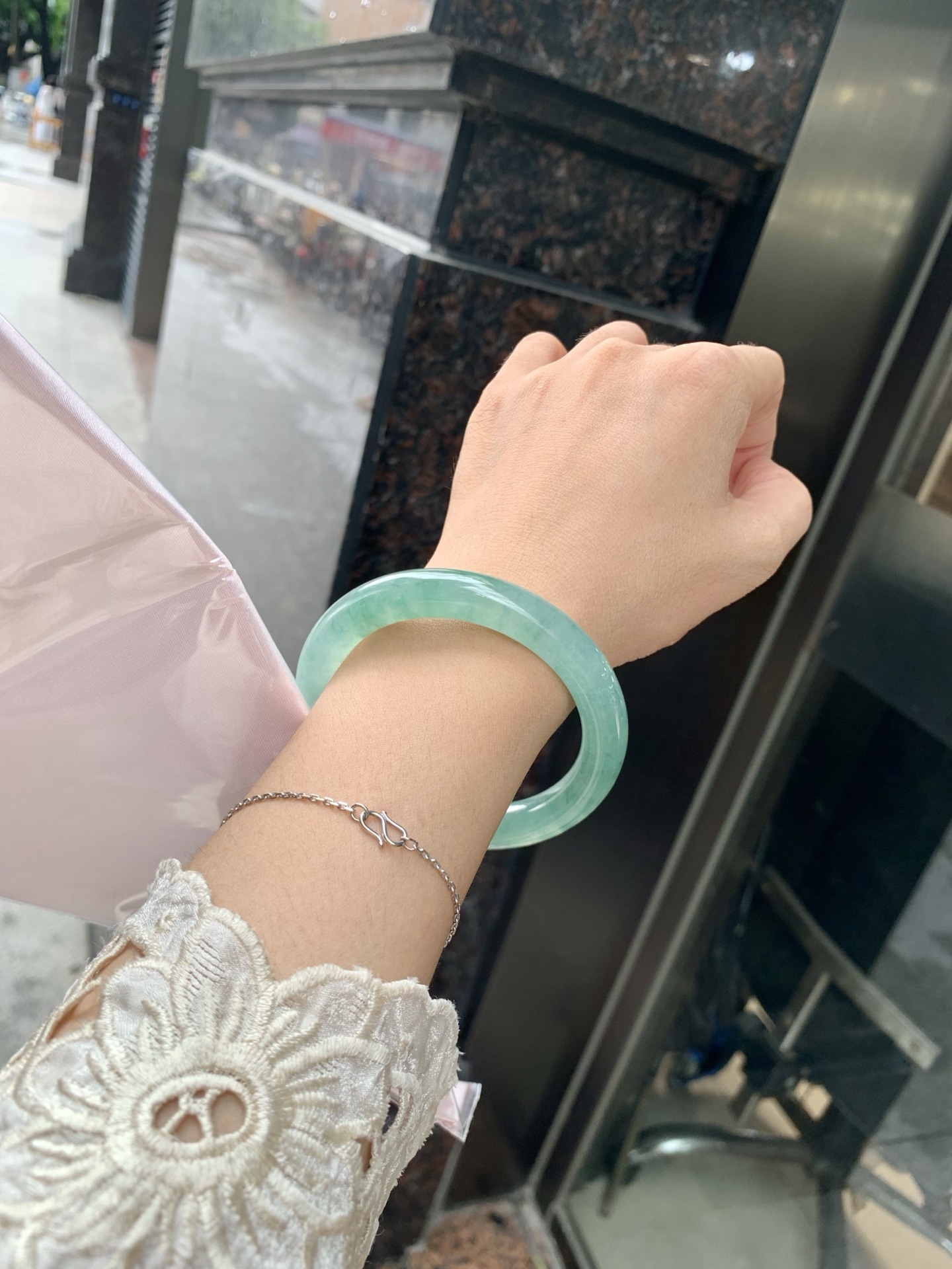 冰晴飘花圆条 55.3-9-10.2 0704-N1147 打灯细纹，底妆冰透胶润，冰晴底飘碎花，独特且直观的美，它的冰透细腻质地，成就了两种风格融合下最原始神秘气质