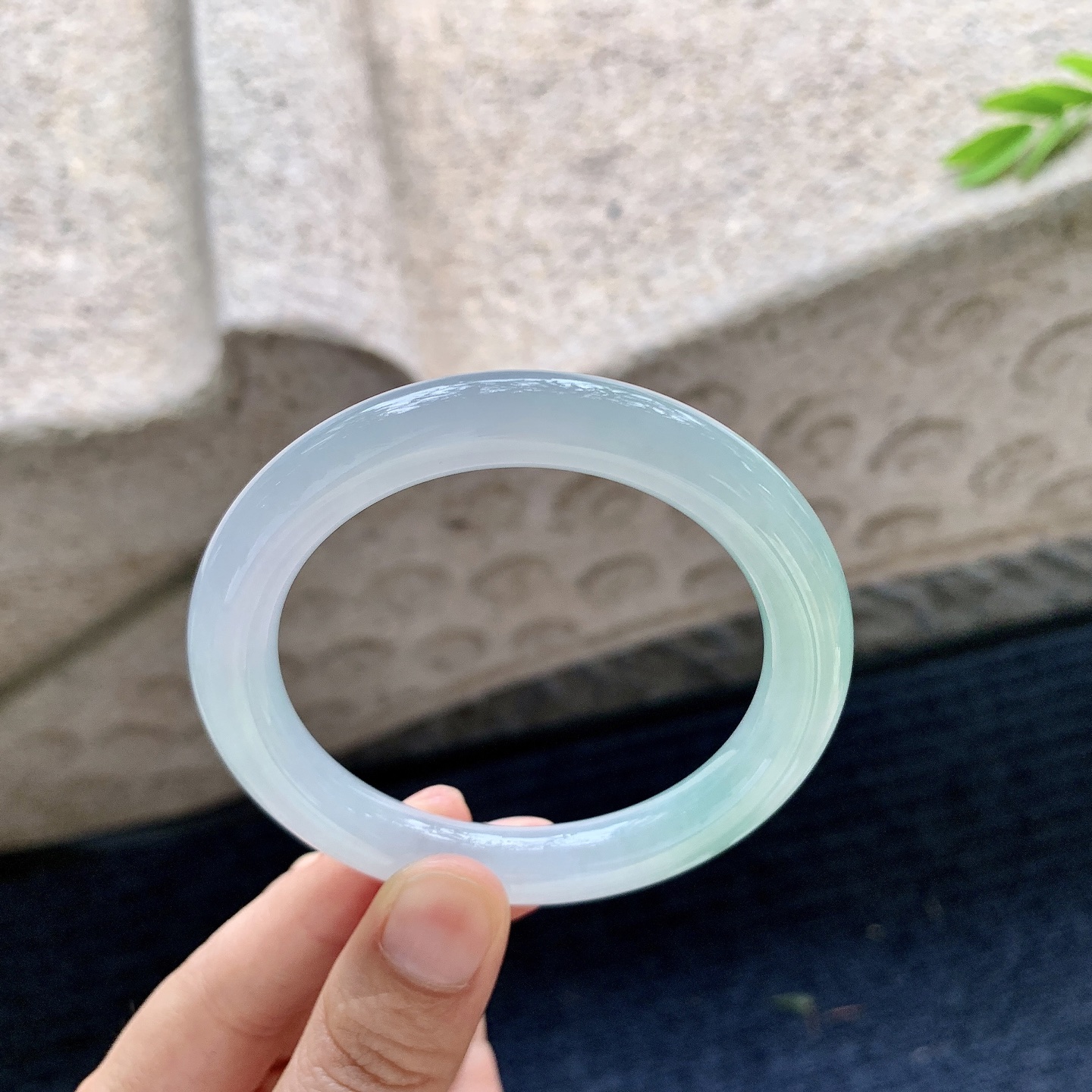 圆条52 53 【圈口】53.5/9.3/9 【编码】AD070501 【描述】细糯飘绿，水润，种老，细腻，无裂