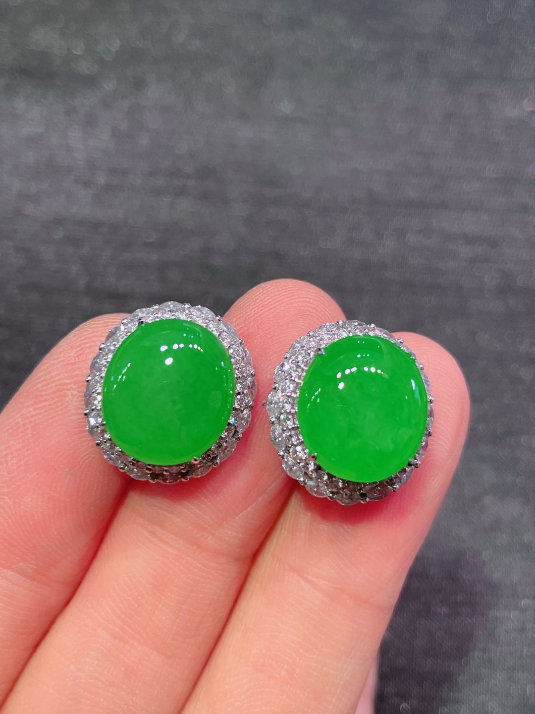 ️绿蛋面耳钉 晶莹剔透，新颖时尚，无裂，12.7-11.4-5