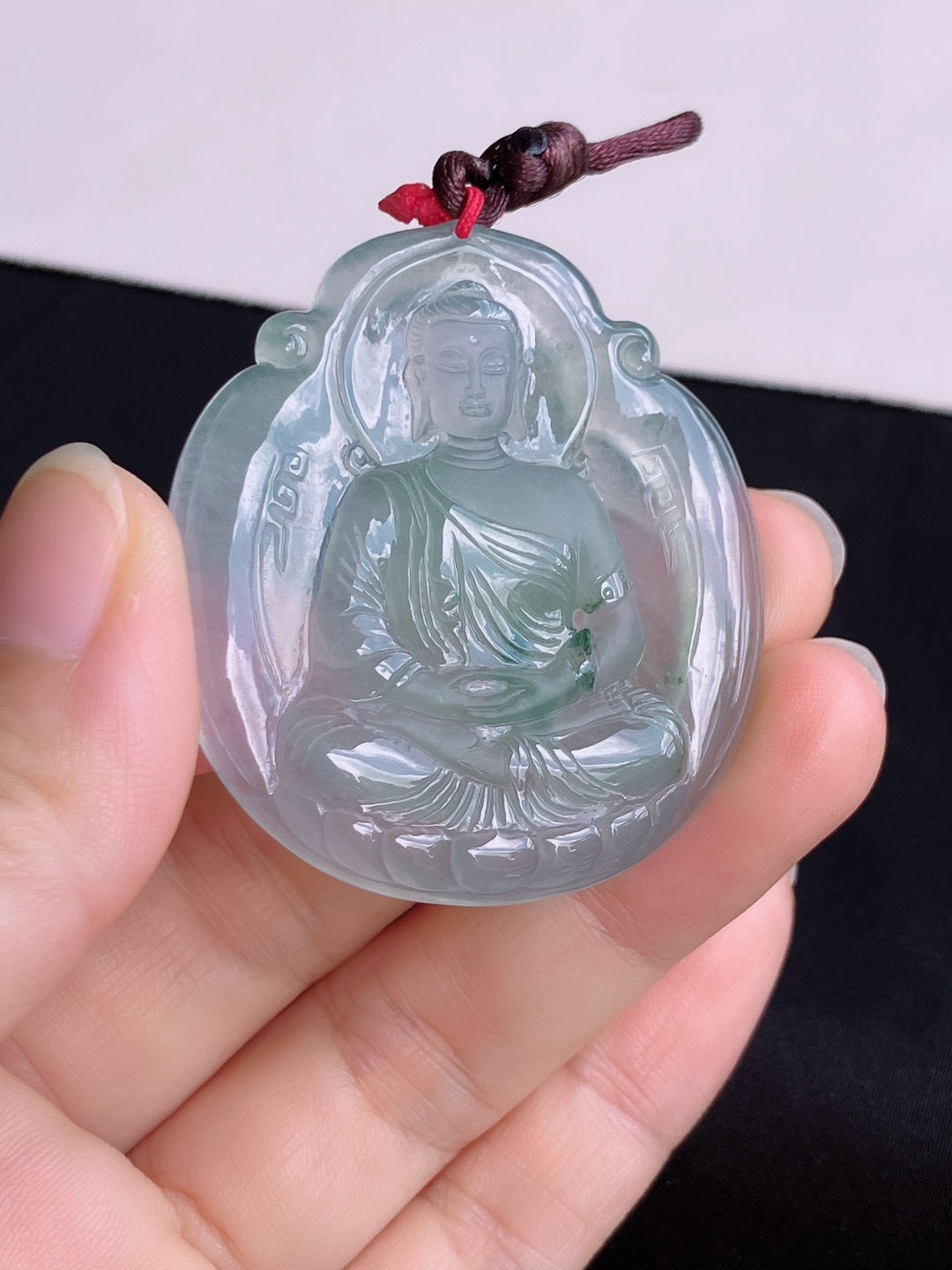 底色大日如来，晶莹剔透，尺寸48.3/42.8/5.5/自然光实拍