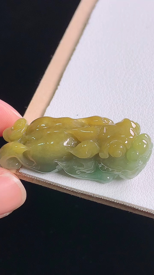 黄翡貔貅，无裂，尺寸:39.3-12.4-15.7mm