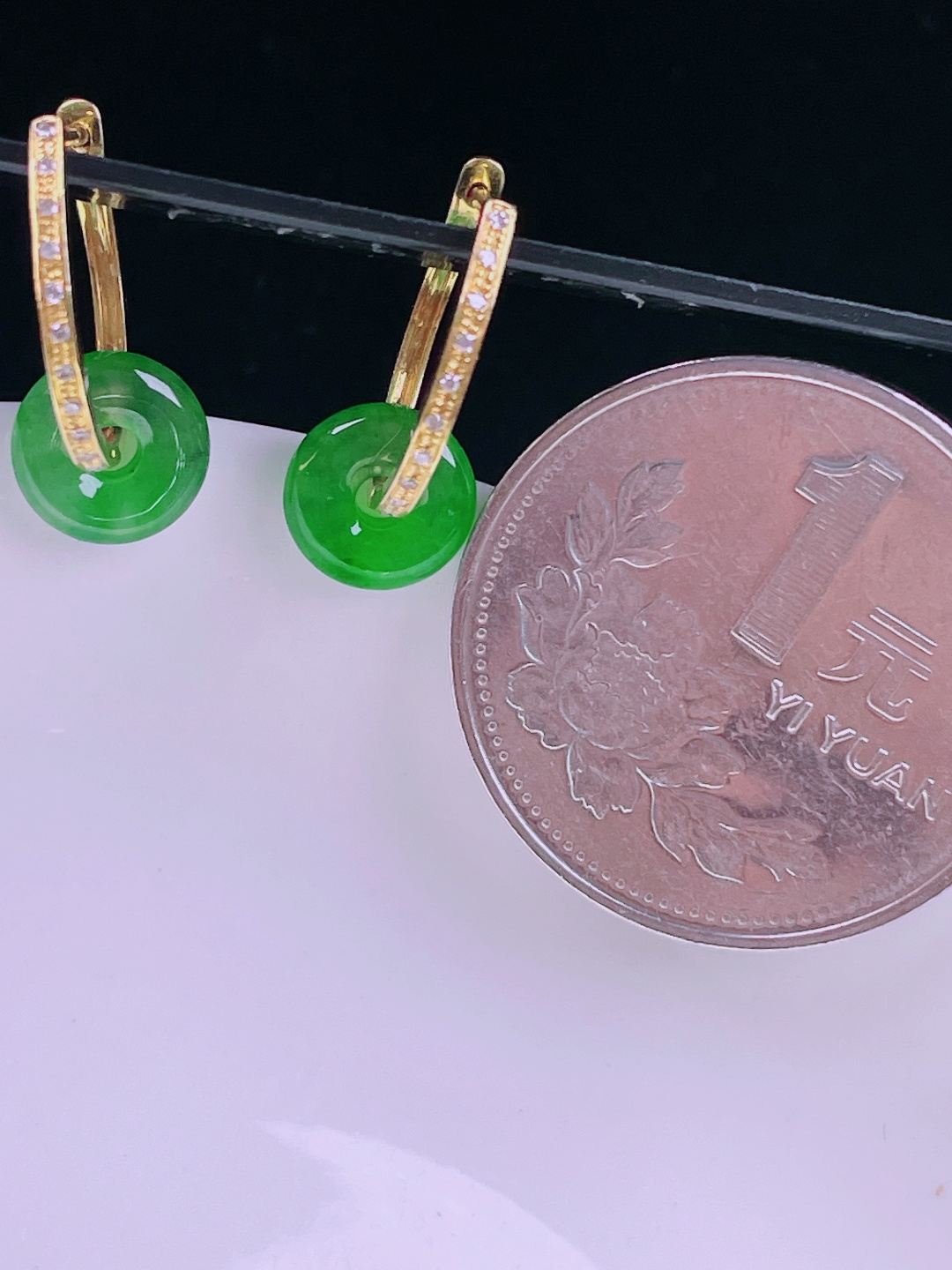 冰绿耳坠，老种起光 ，细底通透，尺寸：裸石8/2.5mm0704