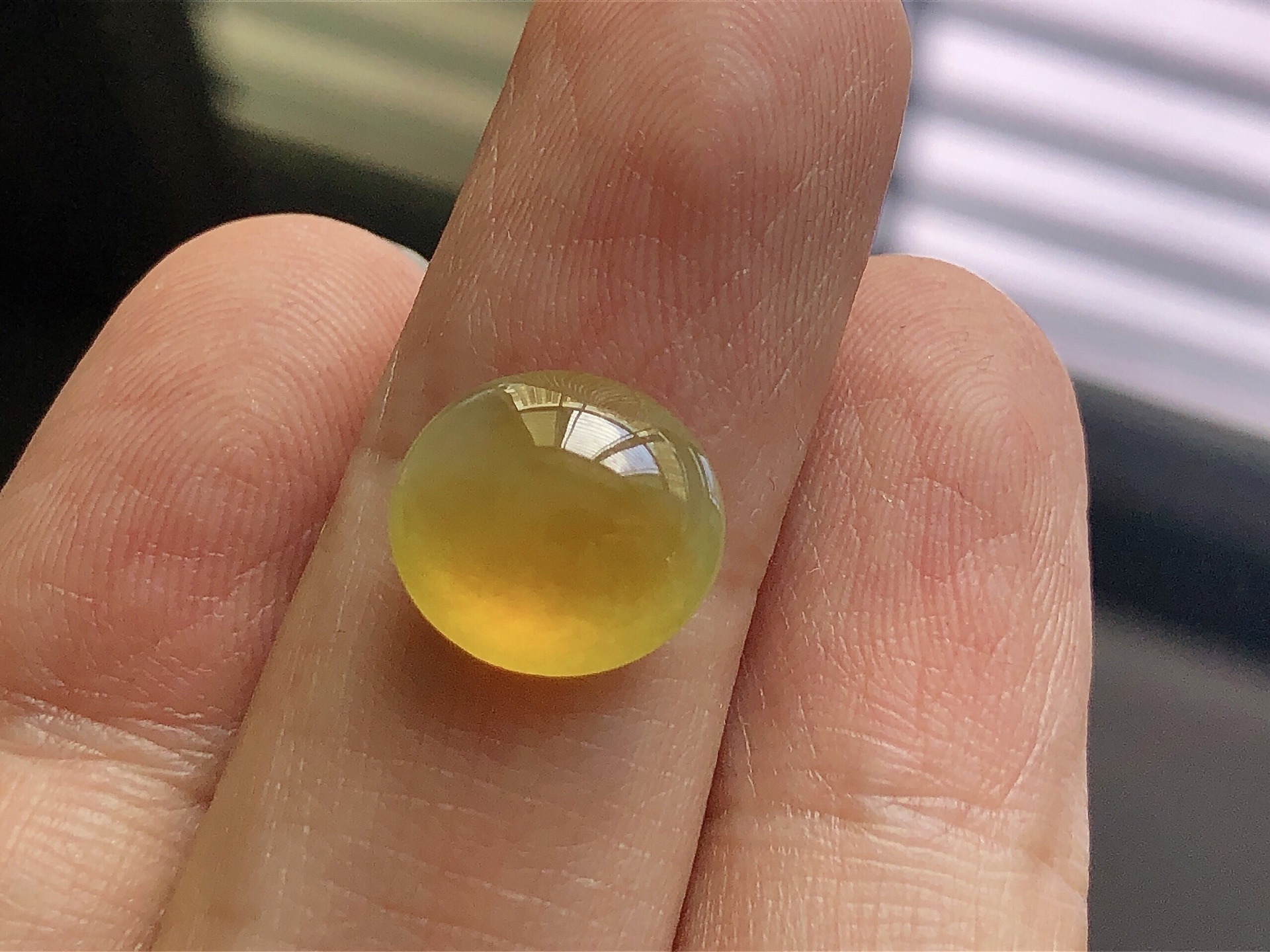 ️ 黄翡蛋面， 色泽极美，通透水润，玉质细腻，夺目迷人，镶嵌效果，品相，无裂，尺寸15.8*11.1*5.5