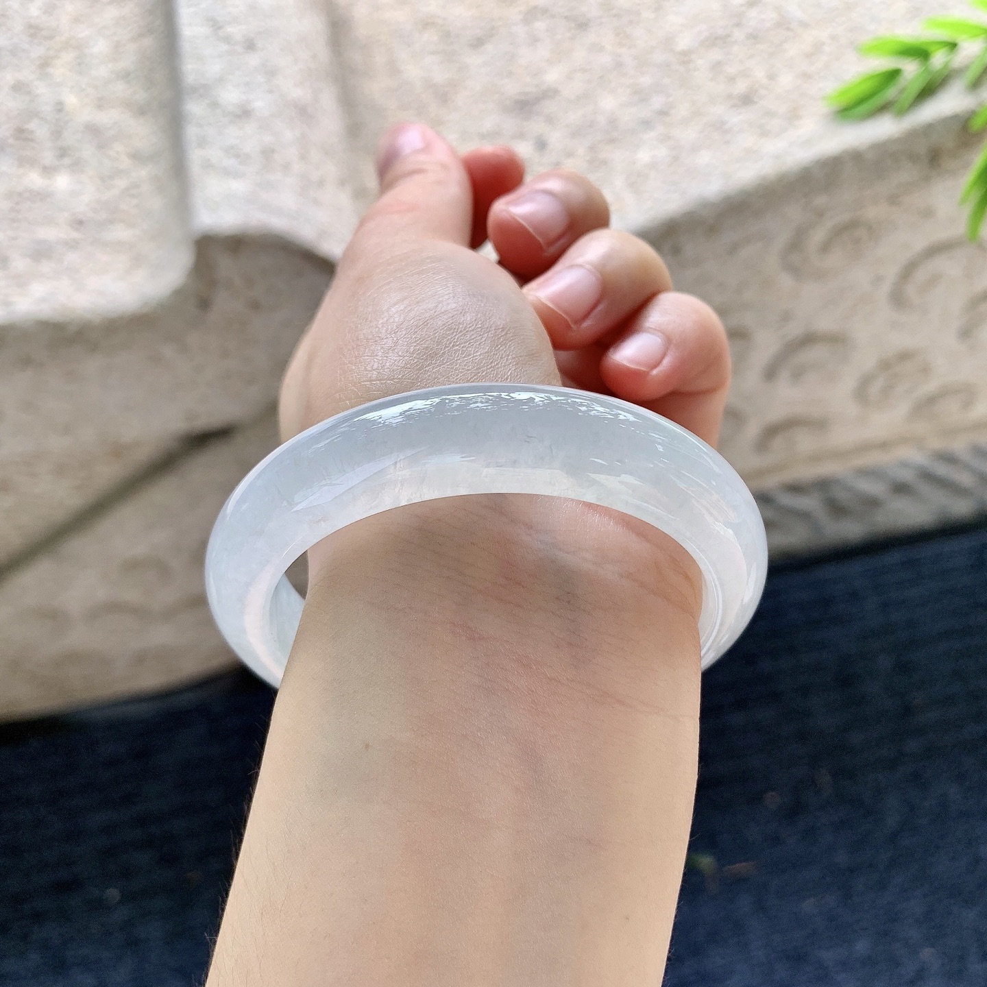 正圈55 56【圈口】56.2/13/8.5【编码】AD070503【描述】糯冰底色，水润，种老，细腻，打灯有絮线