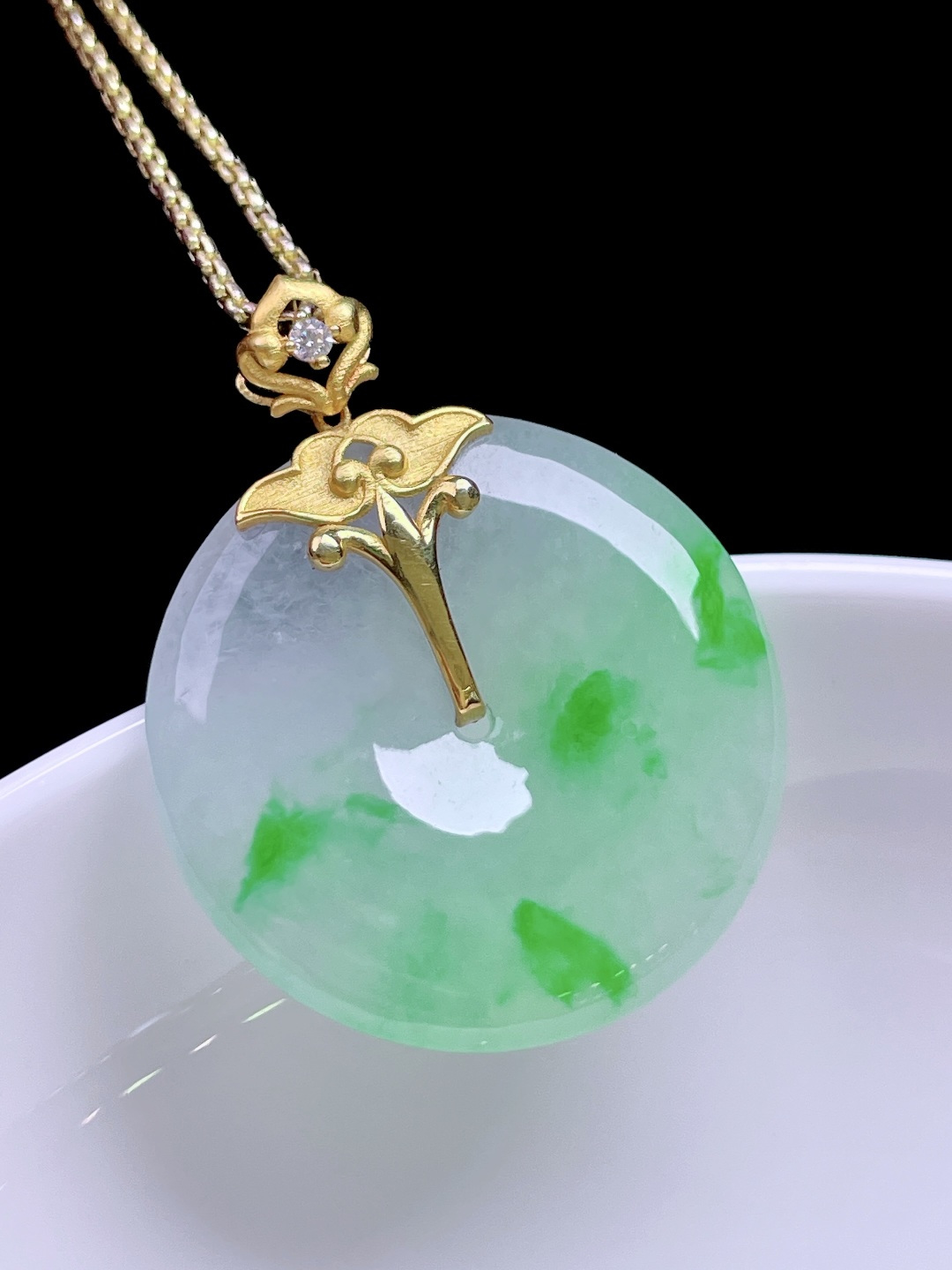 冰飘绿花平安扣 花色灵动，种老水润，18k金镶嵌 整体：33 裸石：26.3/4.2