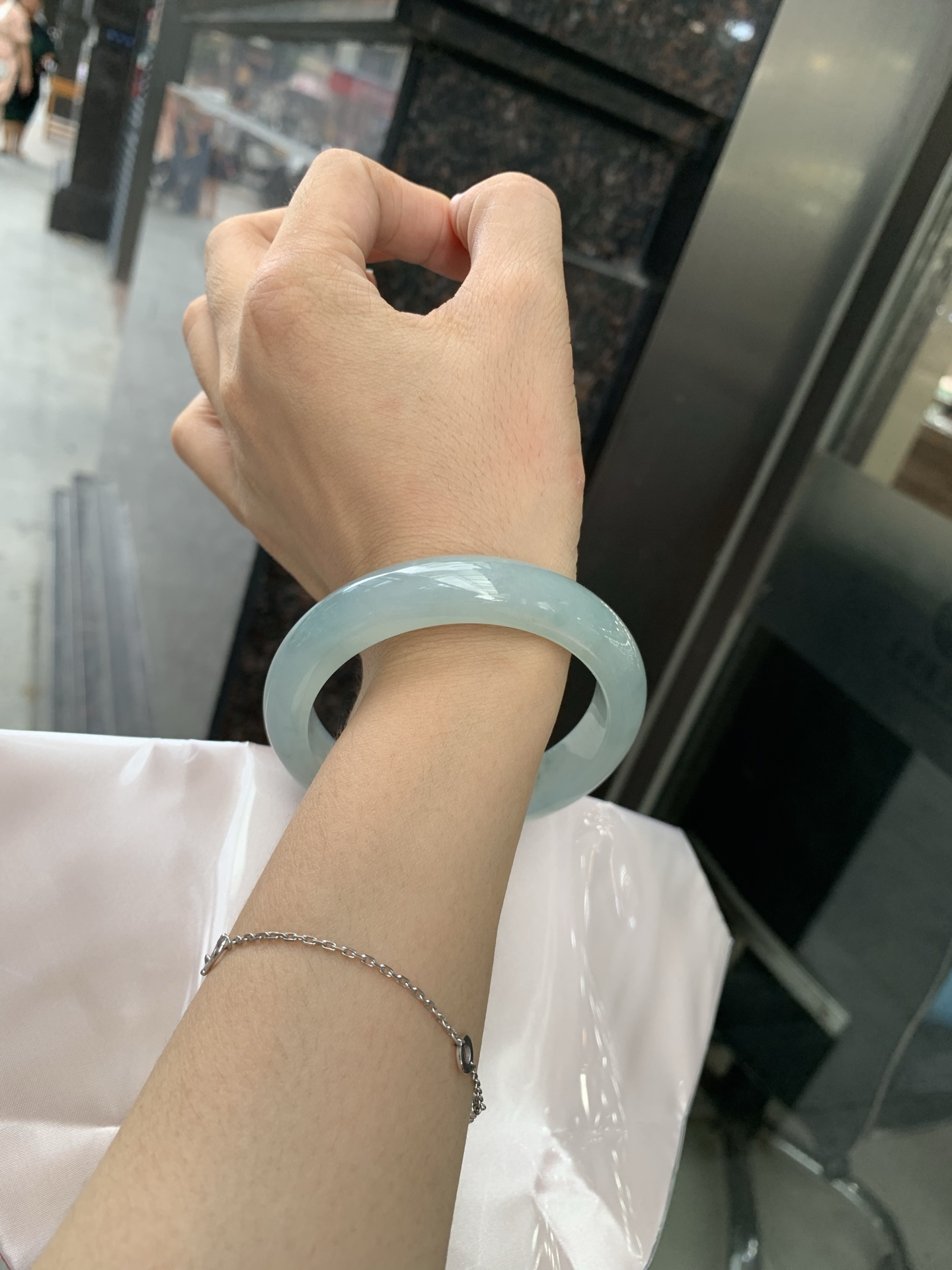 冰蓝飘花正圈 0705-N1157 打灯棉线，底妆冰润细腻，碎花灵动像是被风吹散的蓝墨水，恰似春夜星河落入腕间🪸