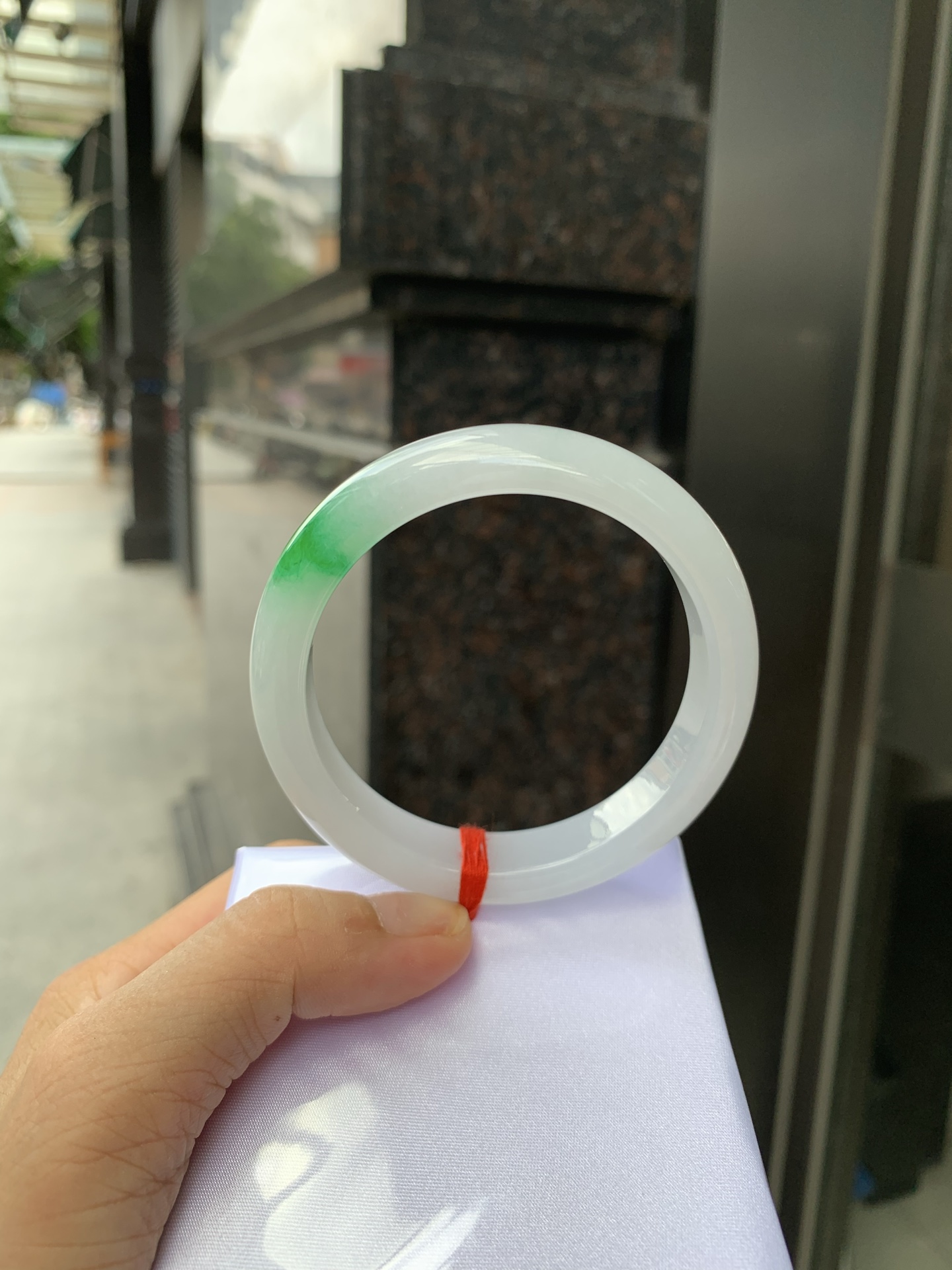 阳绿白底青正圈 56.9-8.1-11.6 0705-N1156 打灯细纹，底妆冰润白净，一抹阳绿花，点缀腕间风华，干净纯净的底色上，一抹翠色肆意流淌，宛如春日里的繁华盛景