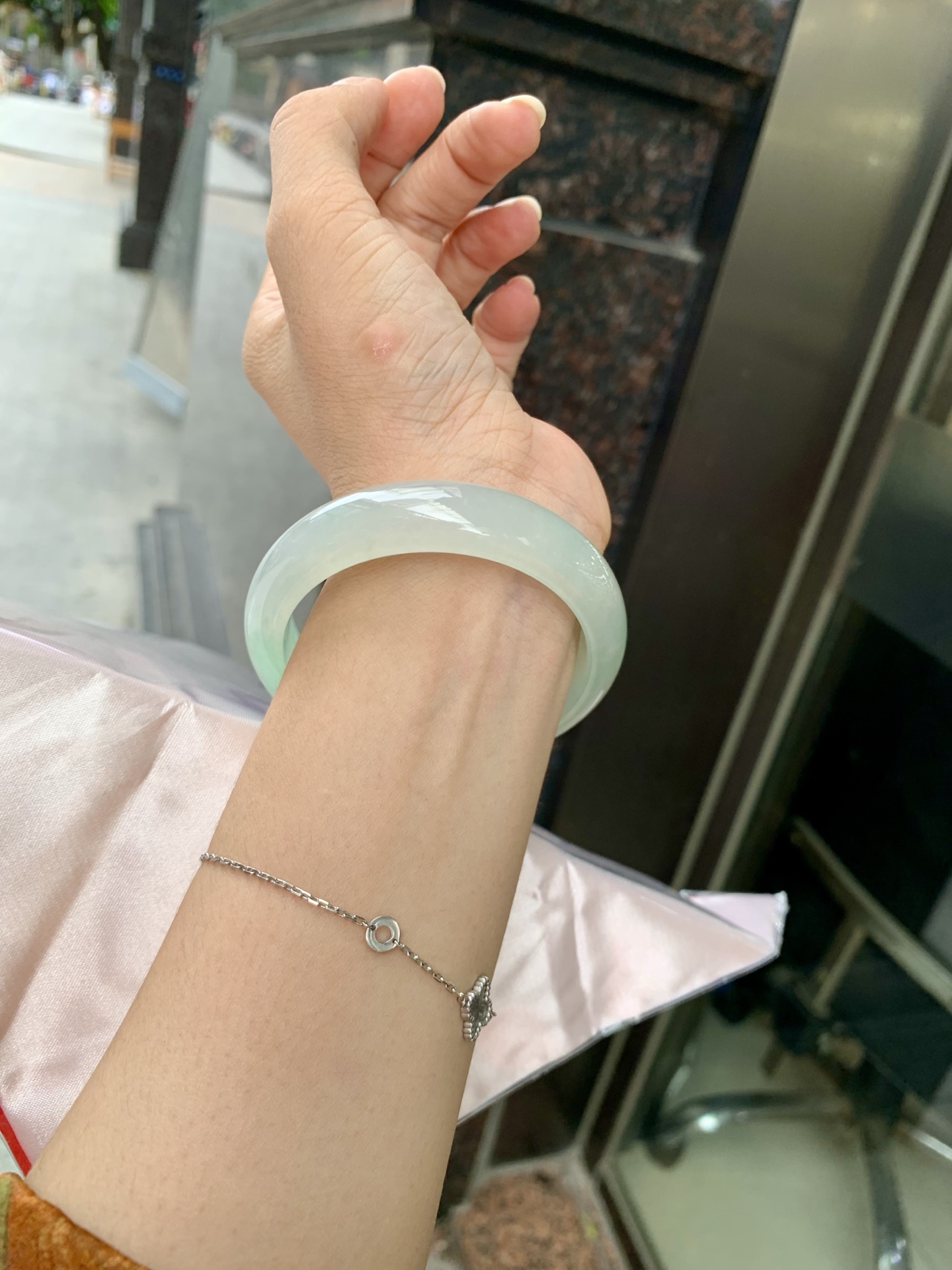 冰晴绿宽版正圈 55.1-7.8-13.7 0705-4X64 无裂，底妆冰胶十足，满圈晴绿飘色均匀分布，像初春嫩芽落入清泉，均匀柔和，抬眼就是一片宁静感