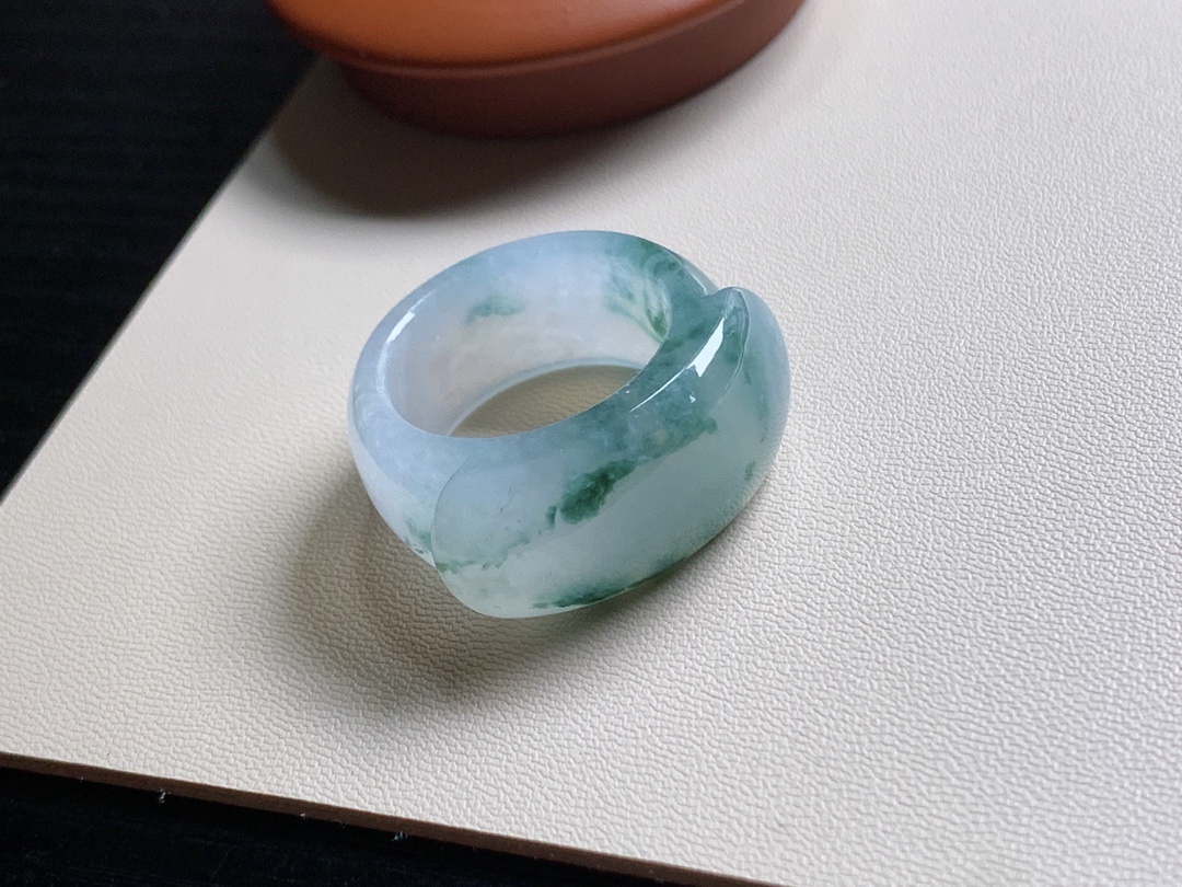 ️ 飘彩戒指 飘彩十分漂亮，胶感十足，版型大气尺寸30.8*14*6.2 圈口24