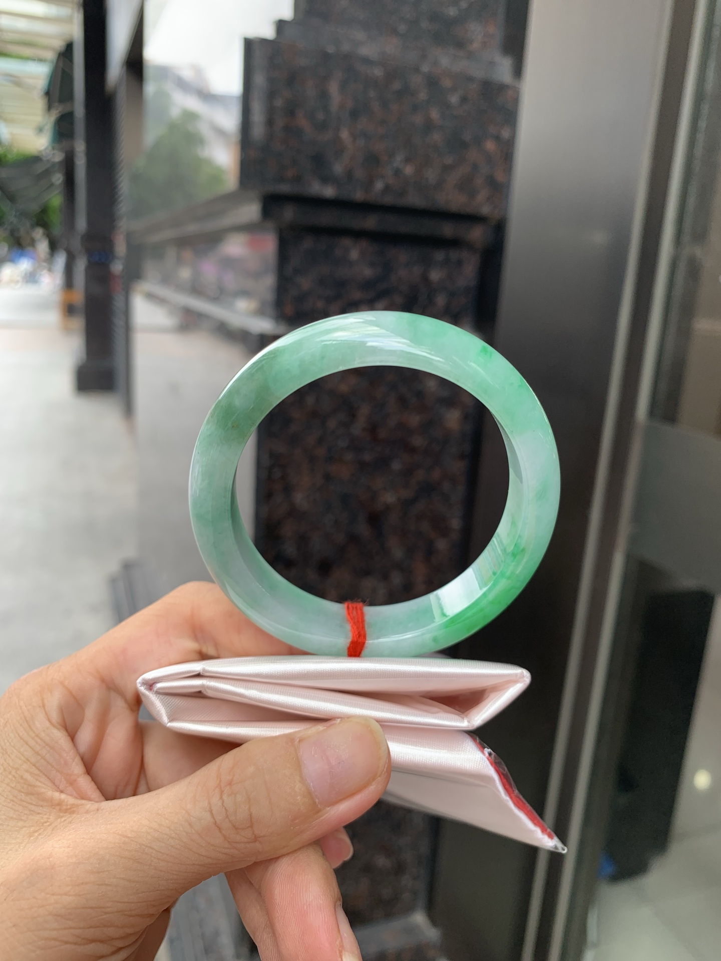 白底青正圈 55.1-7.7-12.9 0705-2A116 打灯棉絮，底妆水润，满圈绿花点缀，镯色生香，腕间之美，水润中透着灵气，仙气缭绕，温婉可人，举手投足间皆是美好
