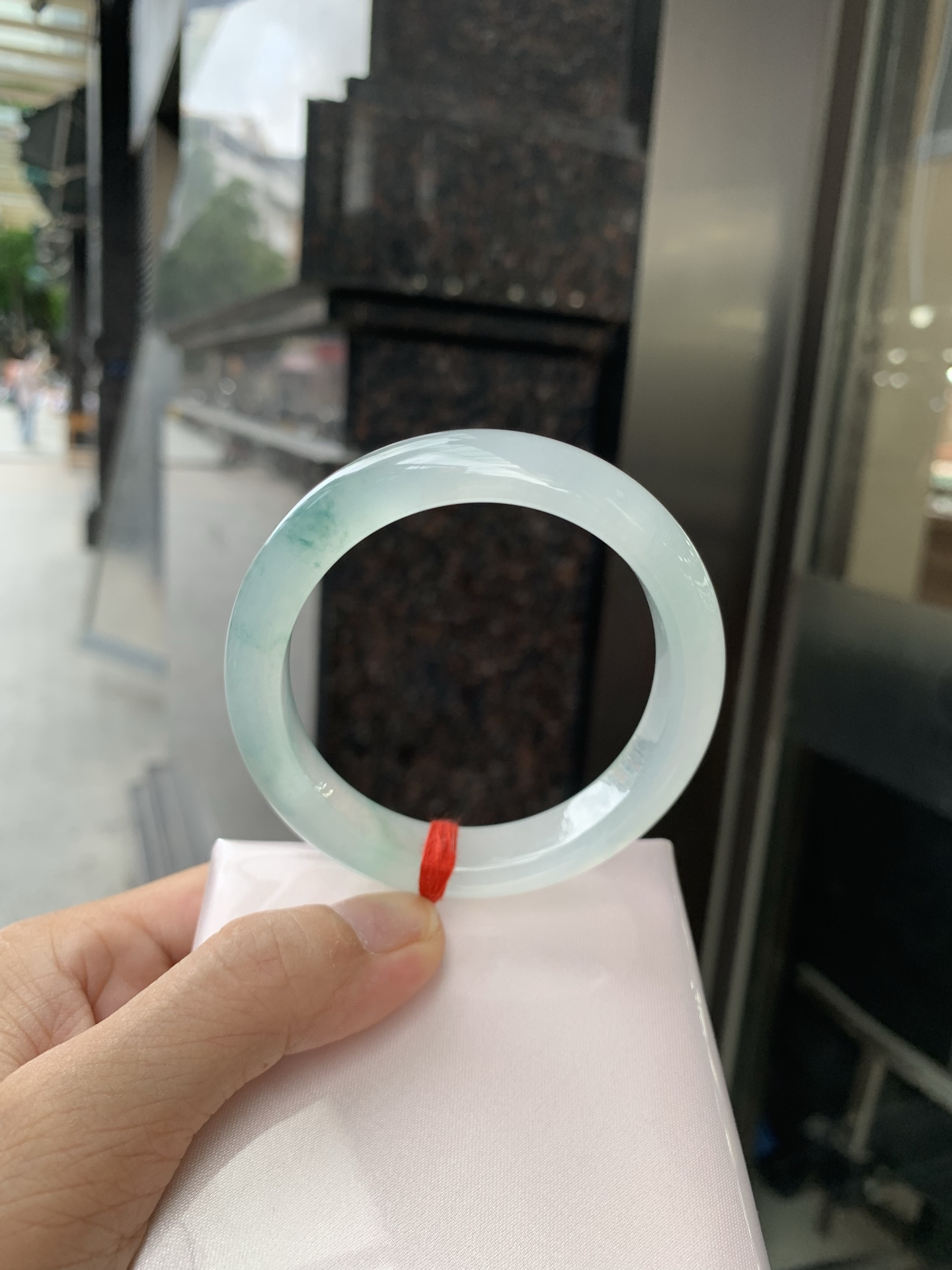 冰飘花正圈 54.5-8.3-11.9 0705-N1142 打灯多处细纹，底妆冰润细腻，冰底中几抹绿花灵动飘逸，勾勒出一幅唯美诗意的山水意境画，古典优雅又秀气
