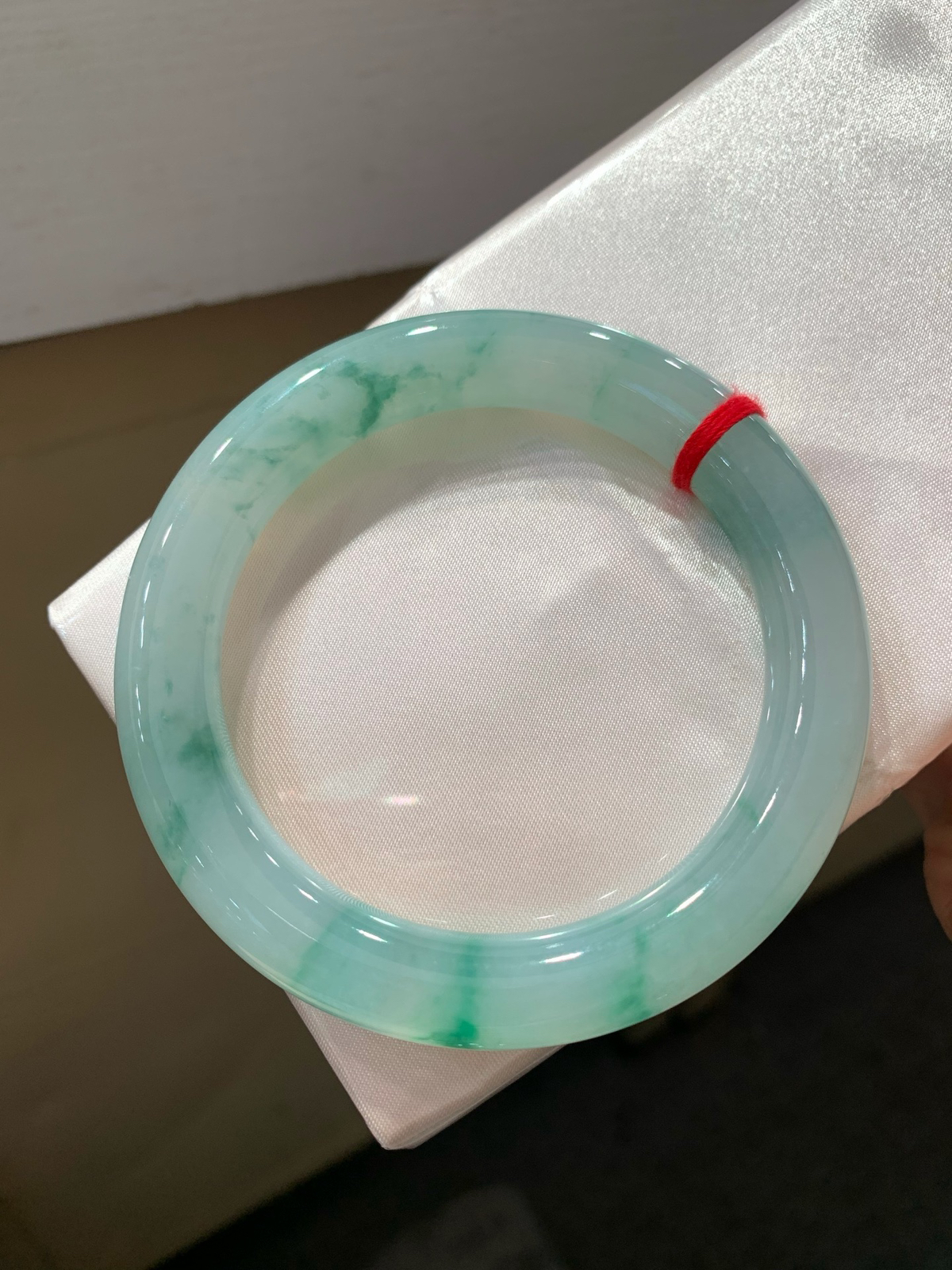 尺寸59.4/10.9，冰飘绿圆条手镯
水润细腻 清新甜美