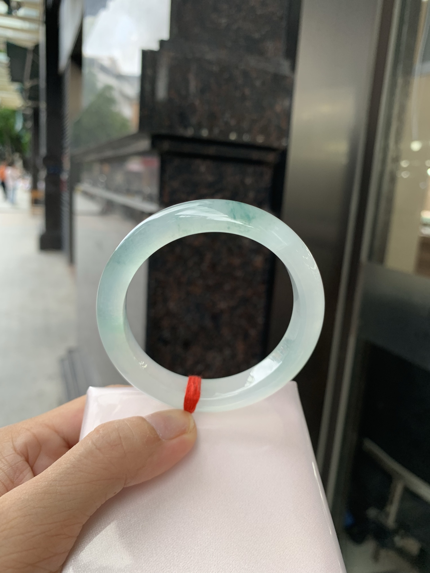 冰飘花正圈 54.5-8.3-11.9 0705-N1142 打灯多处细纹，底妆冰润细腻，冰底中几抹绿花灵动飘逸，勾勒出一幅唯美诗意的山水意境画，古典优雅又秀气