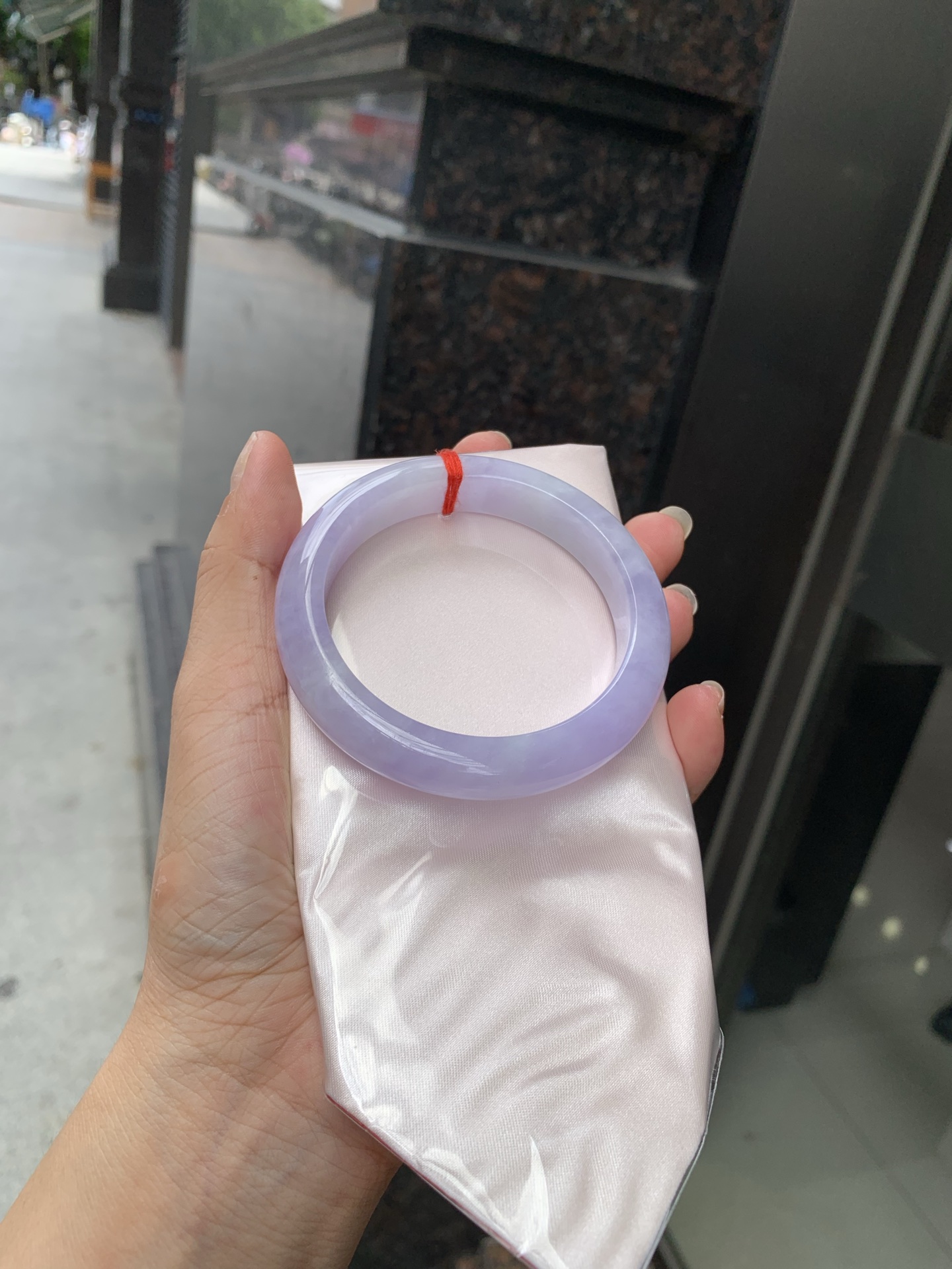 正圈 57.3-8.5-11.8 0705-2A143 打灯多处细纹，底妆水润，满圈紫罗兰吸睛抢眼，浪漫迷人，仙气飘飘，优雅高贵显气质，感满满，满满紫罗兰底色均匀不失色，不同光线不一样视觉感受
