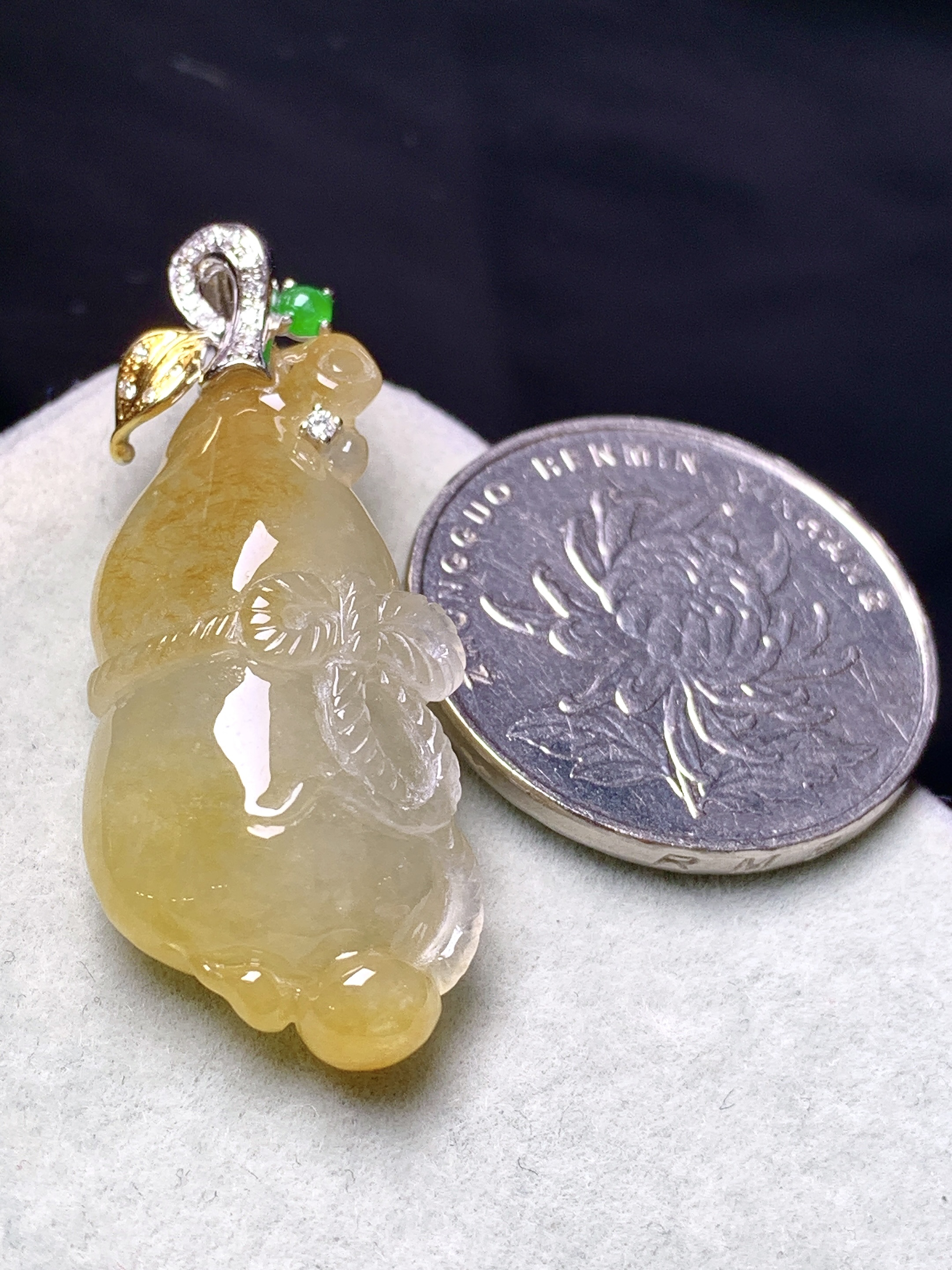 18k金镶嵌葫芦吊坠 玉质细腻 色泽艳丽清新 整体尺寸35.3*17*9.8 b1