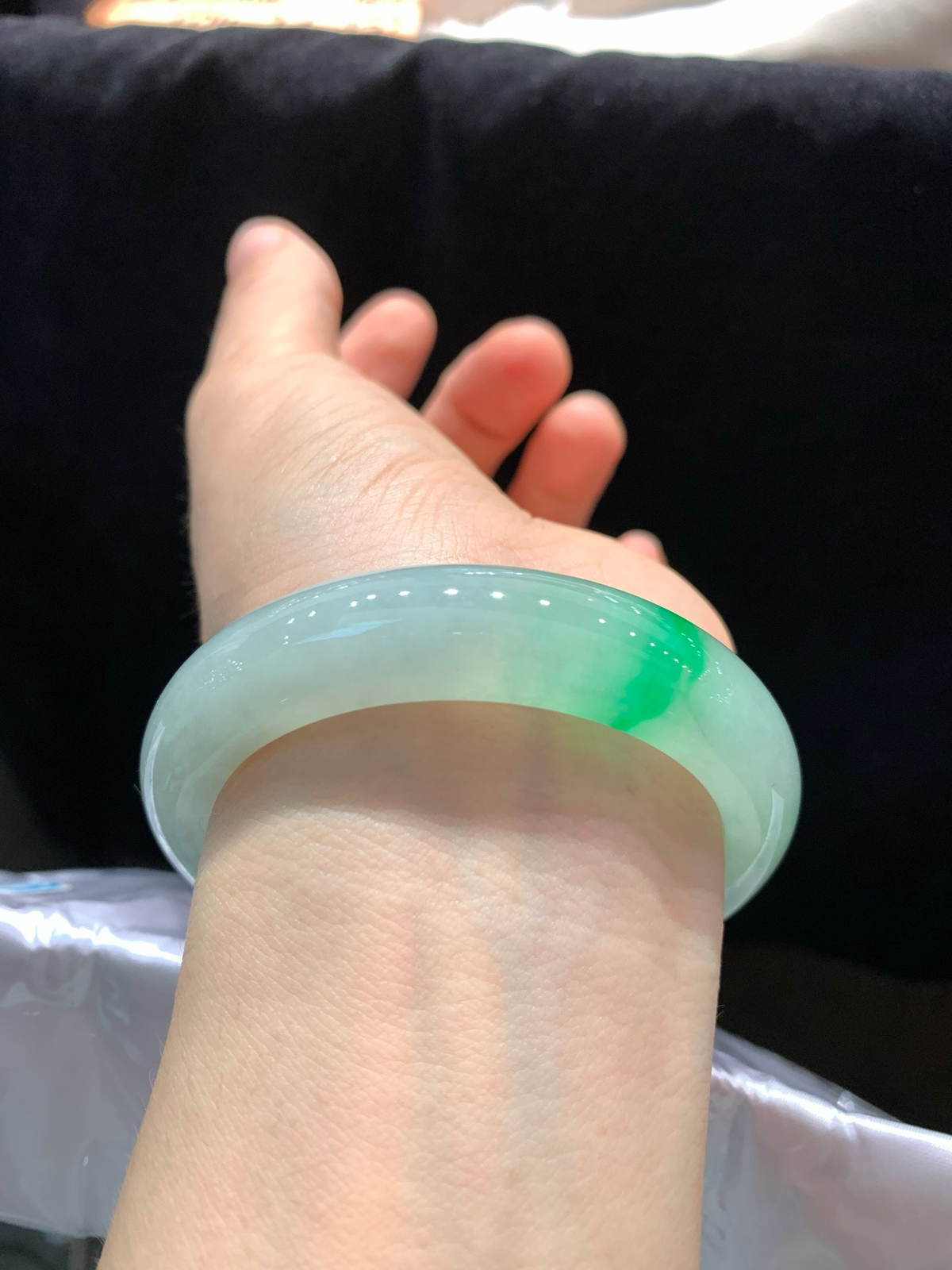 尺寸54/12.6/8.3，冰种带色手镯 
 一抹辣绿 水润细腻 老种老色