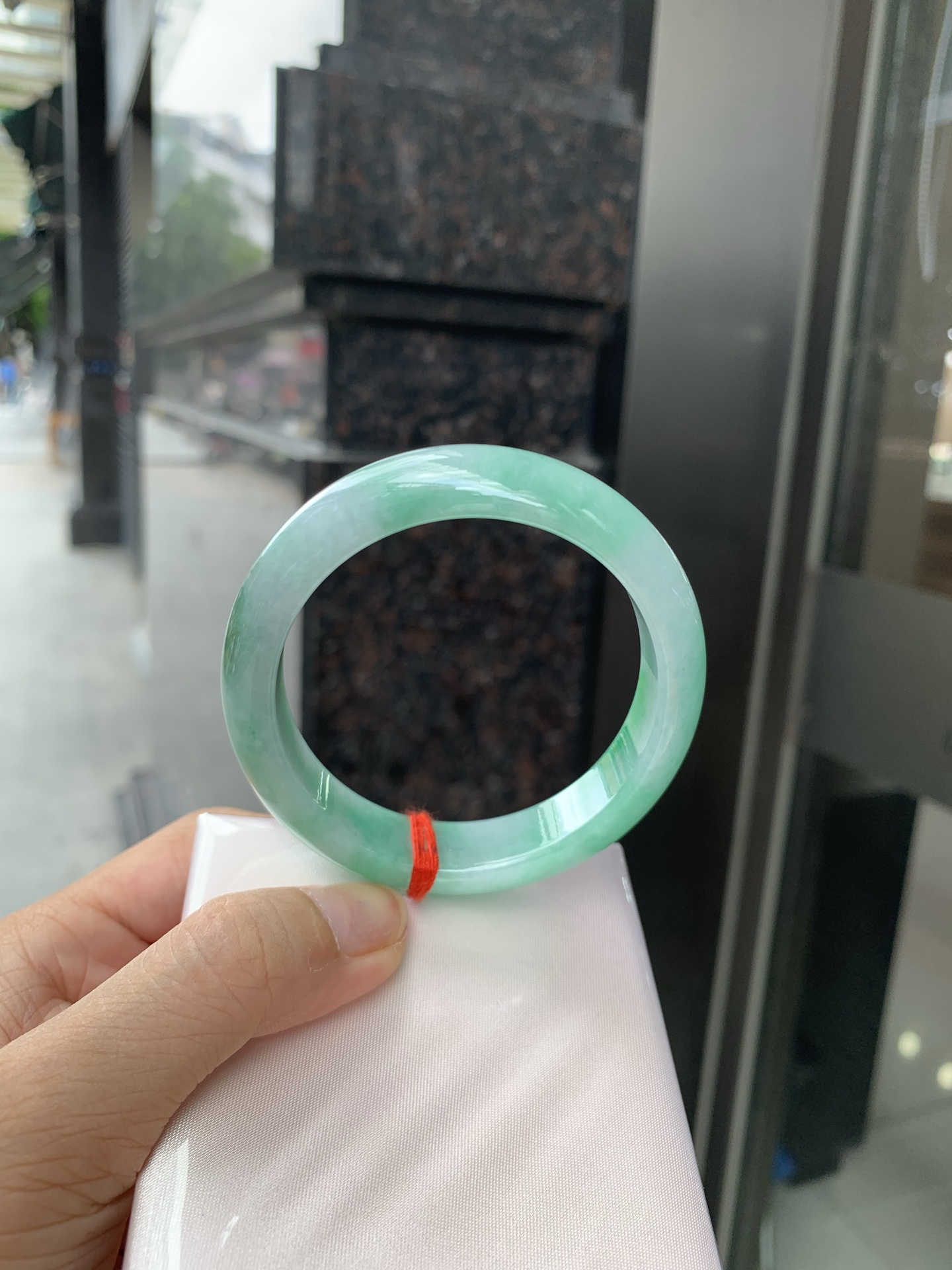 白底青正圈 55.1-7.7-12.9 0705-2A116 打灯棉絮，底妆水润，满圈绿花点缀，镯色生香，腕间之美，水润中透着灵气，仙气缭绕，温婉可人，举手投足间皆是美好