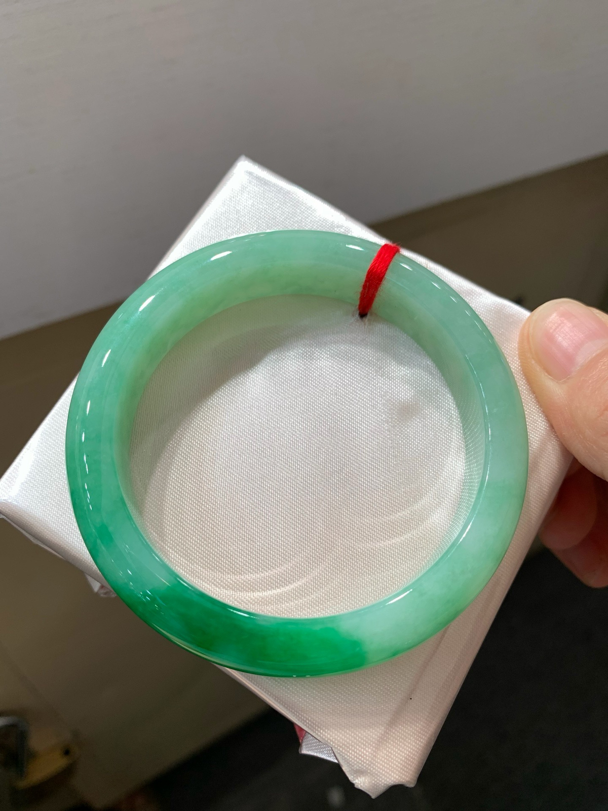 尺寸56.1/12.7/8.3，辣绿手镯
有种有色 上手好看