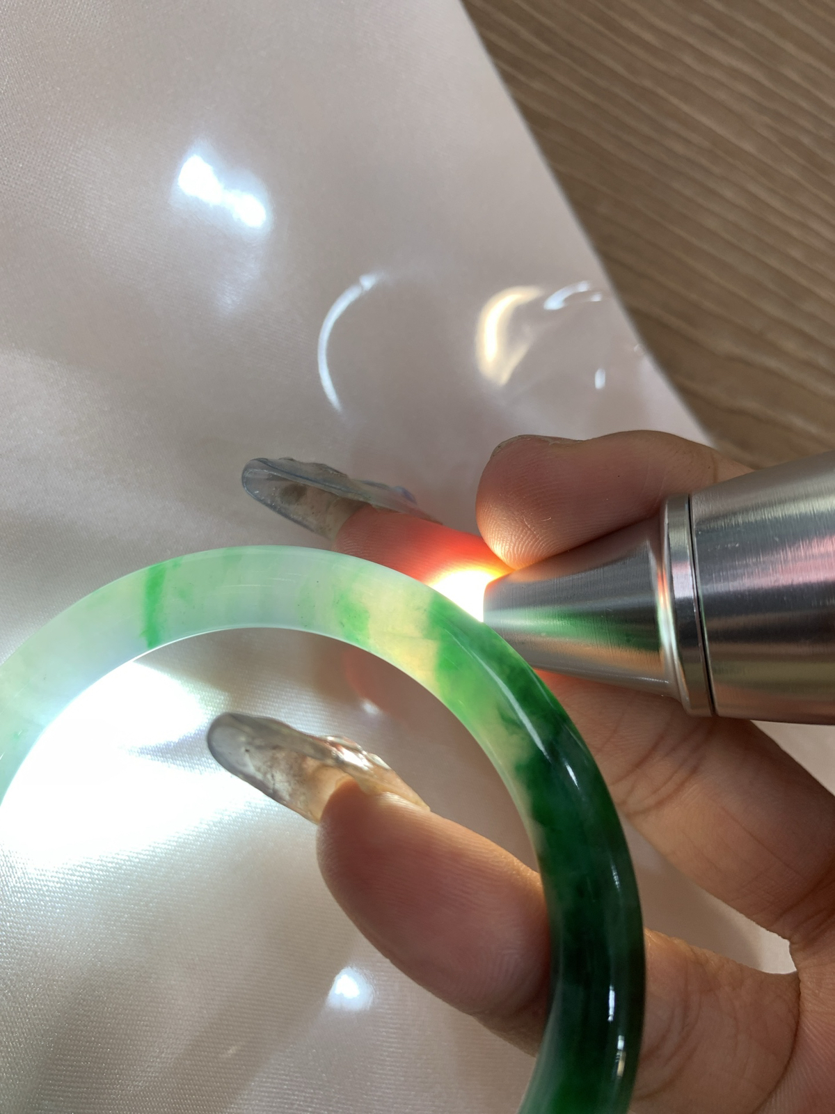 辣绿美人条
52.7-6.9-5.8
打灯细纹，底妆水润，满圈飘洒辣绿花点缀，镯色生香，腕间之美，水润中透着灵气，仙气缭绕，温婉可人，举手投足间皆是美好