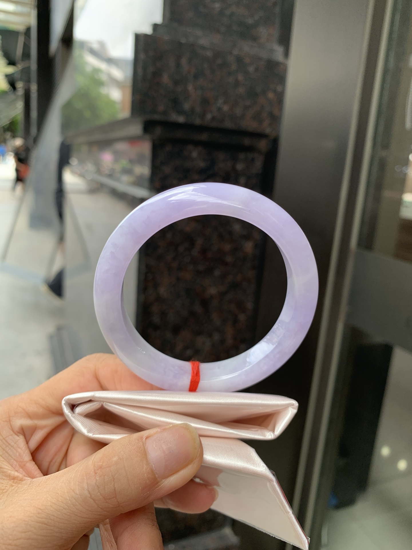 正圈 57.3-8.5-11.8 0705-2A143 打灯多处细纹，底妆水润，满圈紫罗兰吸睛抢眼，