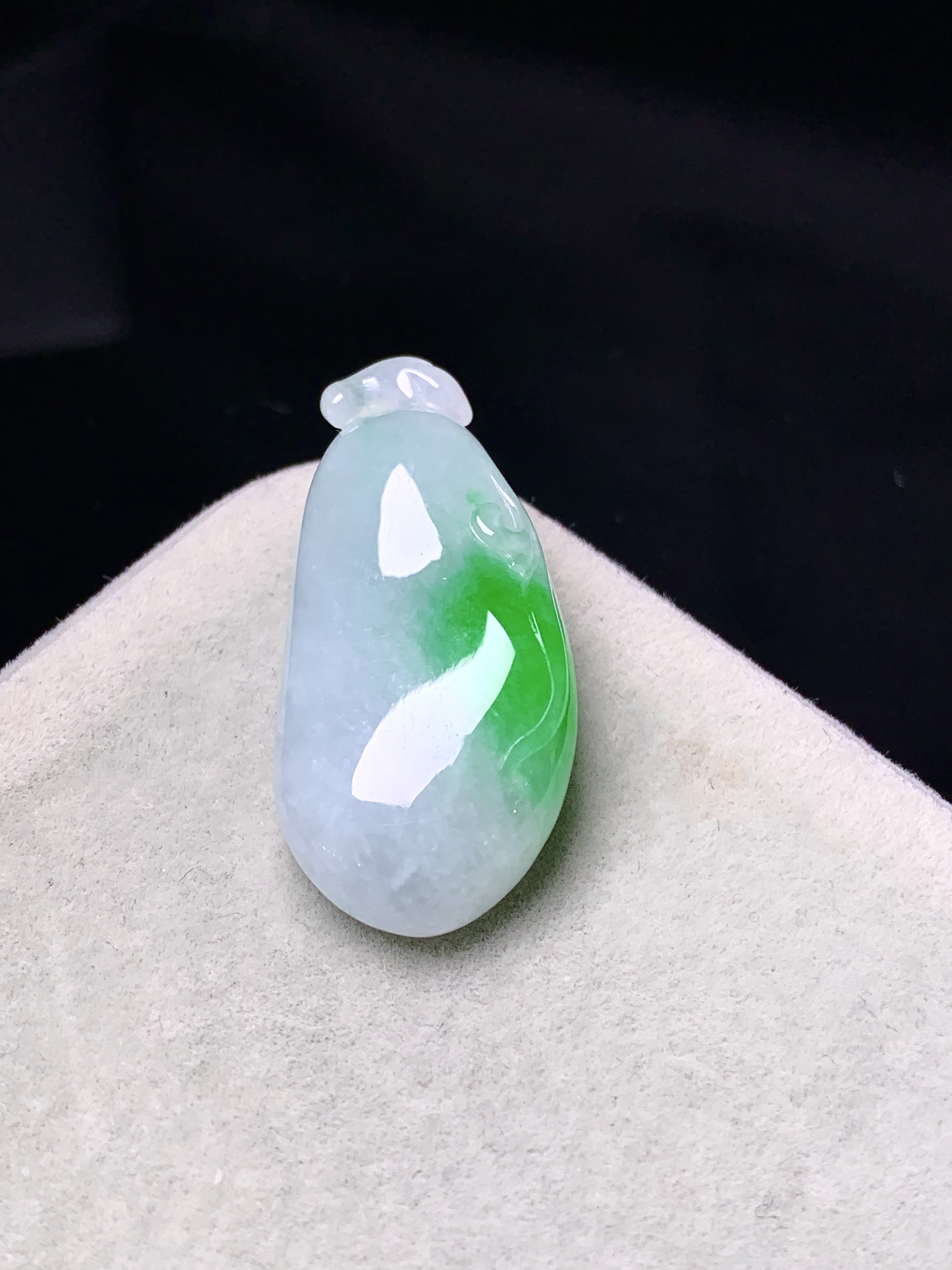飘绿福瓜吊坠 玉质细腻 色泽艳丽清新 整体尺寸31*15*8.5 y2