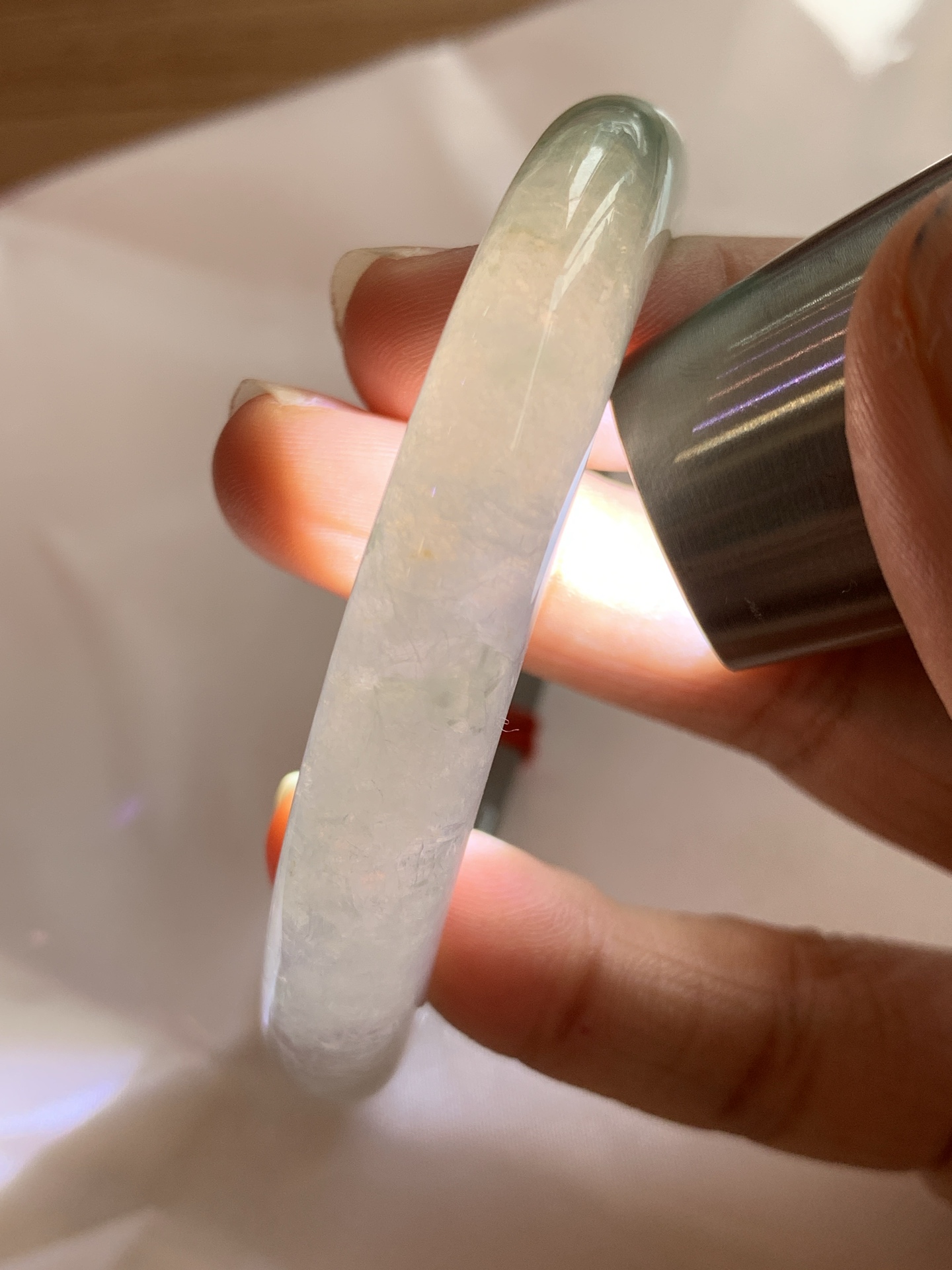 冰飘绿正圈 53.5-8.2-9.4 0705-N1146 打灯棉絮，玉质冰润细腻，清爽的底子几抹金丝绿花，鲜活而灵动，犹如新冒的嫩芽，艳丽惹人