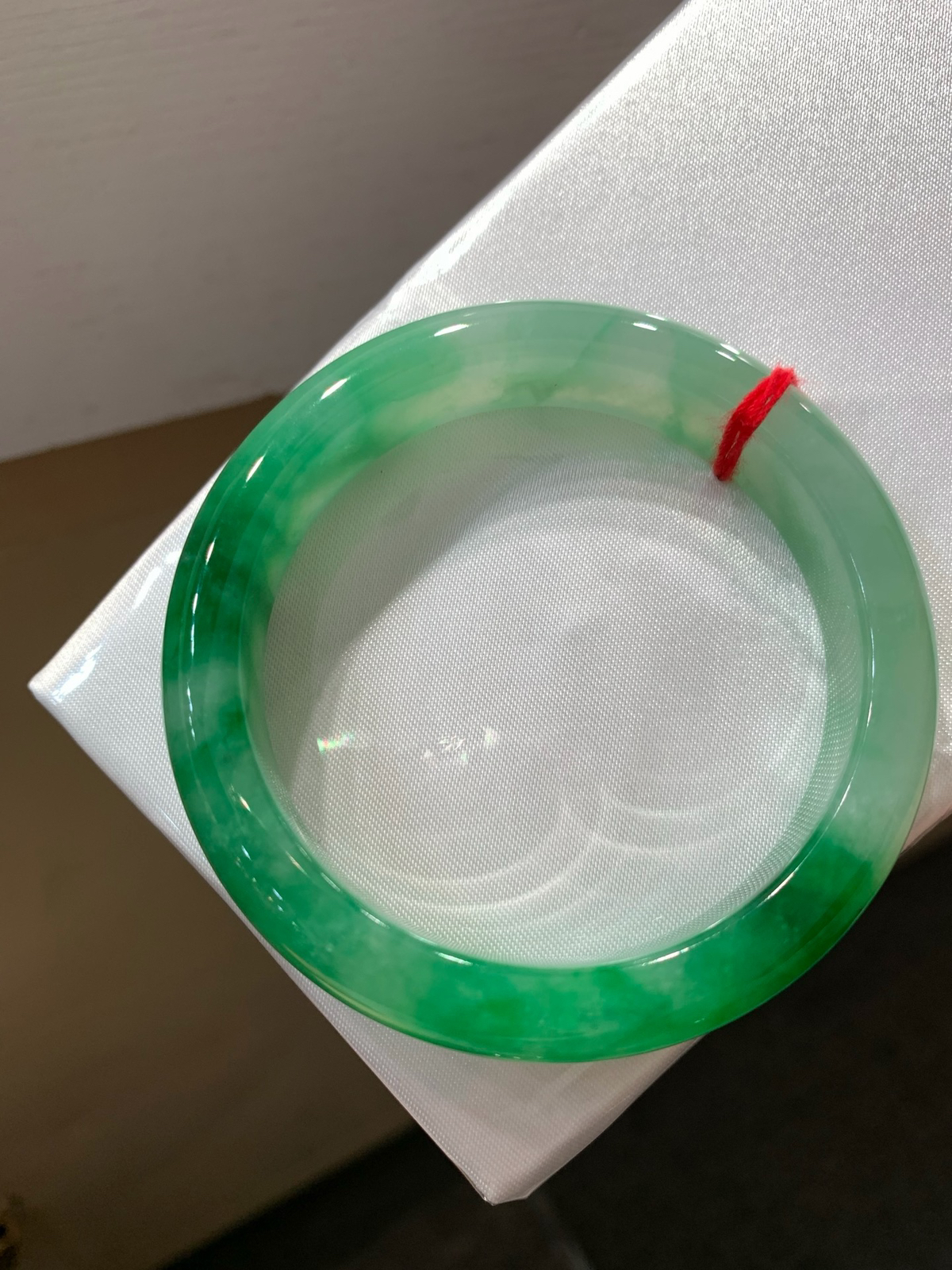 尺寸55.8/12/8.5，辣绿手镯
水润细腻 有种有色