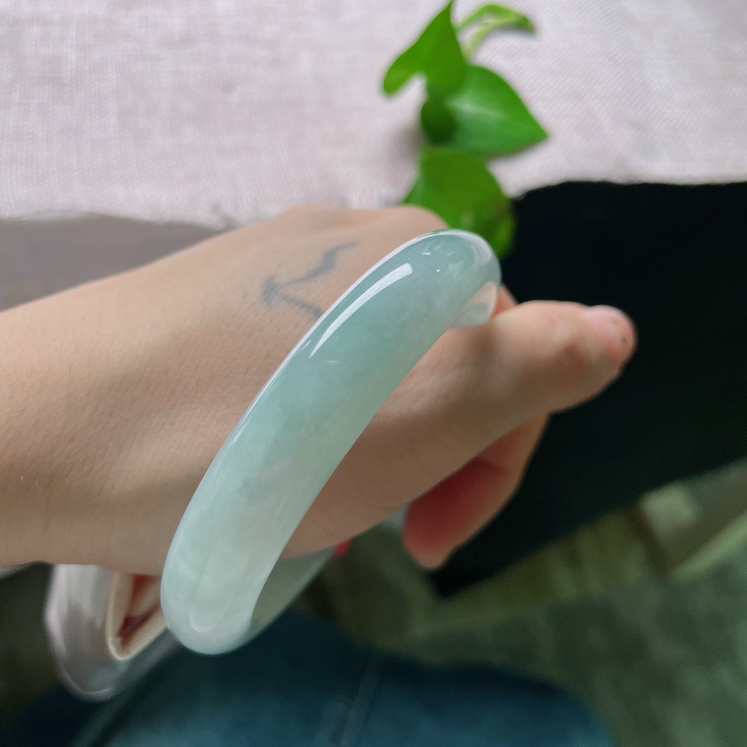 56.3/12.1/7.8，蓝底正圈，水润，干净，佩戴温婉知性，独具特色，晶体，无裂，ss54188a