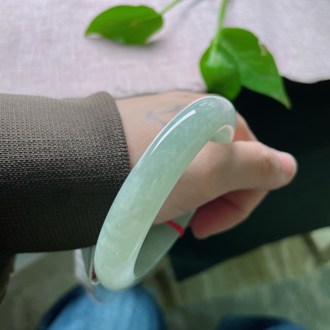 57.9/11.3/8.5，湖水绿正圈，肉质细腻，水润，精美绝伦，似岁月温柔，无裂，ss53230a