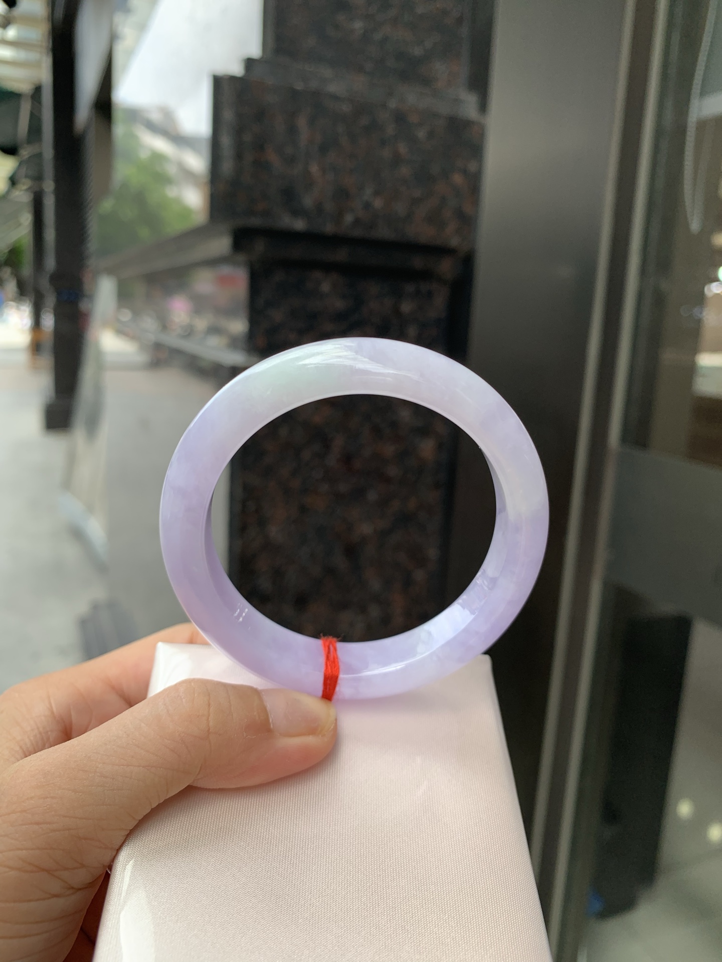 正圈 57.3-8.5-11.8 0705-2A143 打灯多处细纹，底妆水润，满圈紫罗兰吸睛抢眼，浪漫迷人，仙气飘飘，优雅高贵显气质，感满满，满满紫罗兰底色均匀不失色，不同光线不一样视觉感受