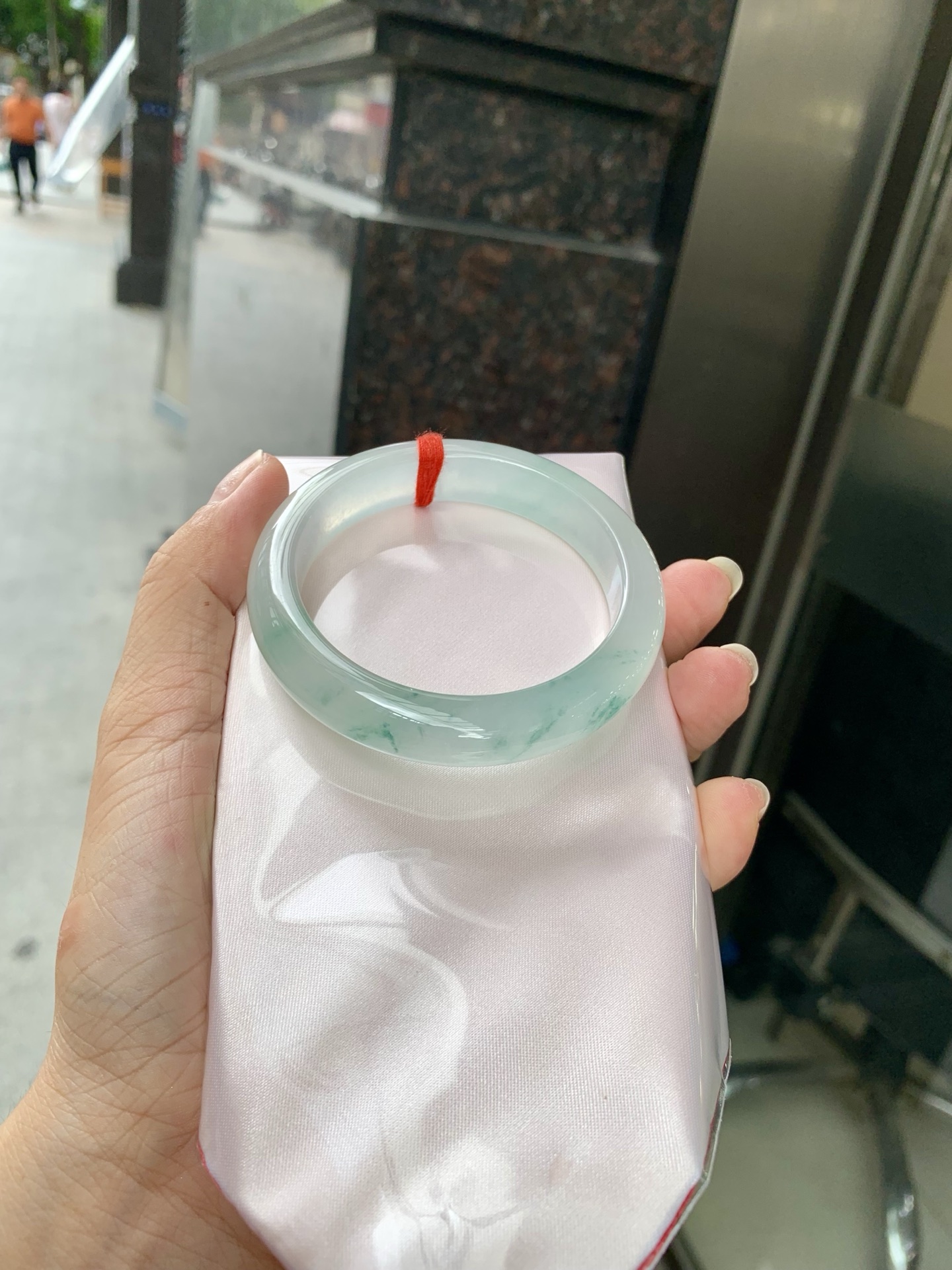 冰飘花正圈 54.5-8.3-11.9 0705-N1142 打灯多处细纹，底妆冰润细腻，冰底中几抹绿花灵动飘逸，勾勒出一幅唯美诗意的山水意境画，古典优雅又秀气