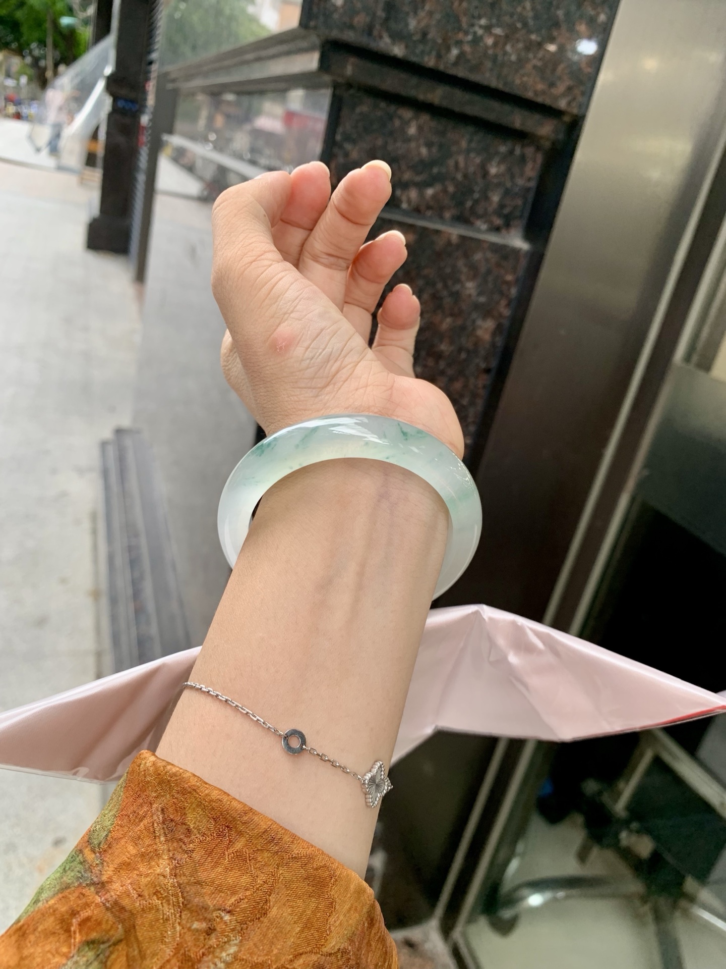 冰飘花正圈 54.5-8.3-11.9 0705-N1142 打灯多处细纹，底妆冰润细腻，冰底中几抹绿花灵动飘逸，勾勒出一幅唯美诗意的山水意境画，古典优雅又秀气
