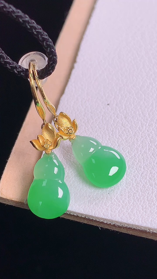 ️18K冰绿葫芦耳坠，一刀切，无裂，尺寸:25.4-10.1-6.9-2.8mm 3