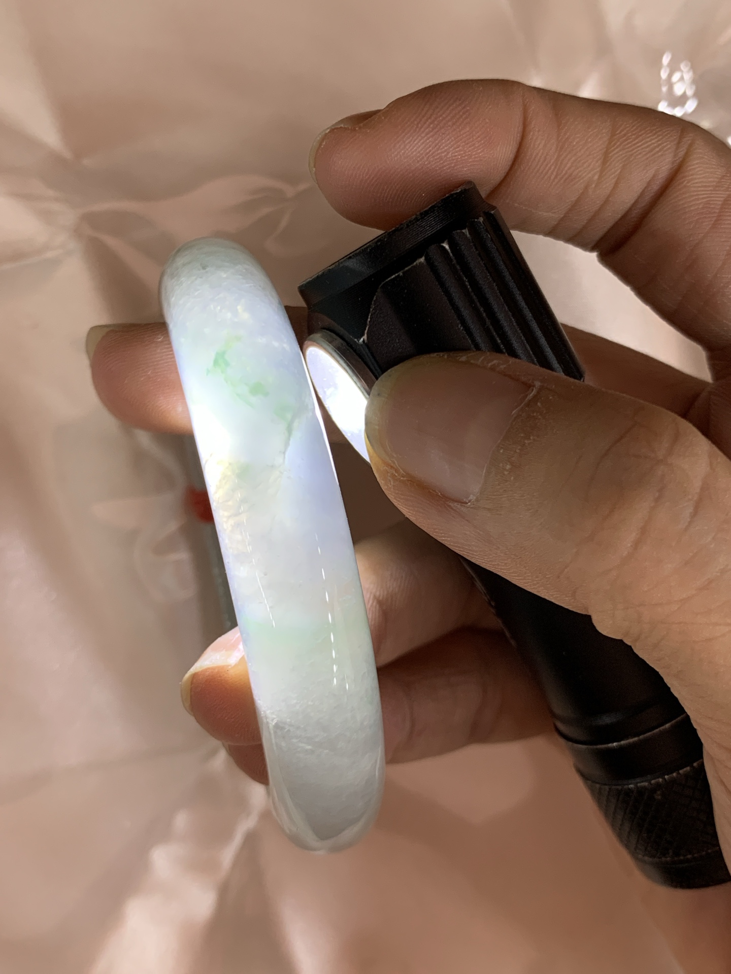 冰飘花正圈 54.5-8.3-11.9 0705-N1142 打灯多处细纹，底妆冰润细腻，冰底中几抹绿花灵动飘逸，勾勒出一幅唯美诗意的山水意境画，古典优雅又秀气