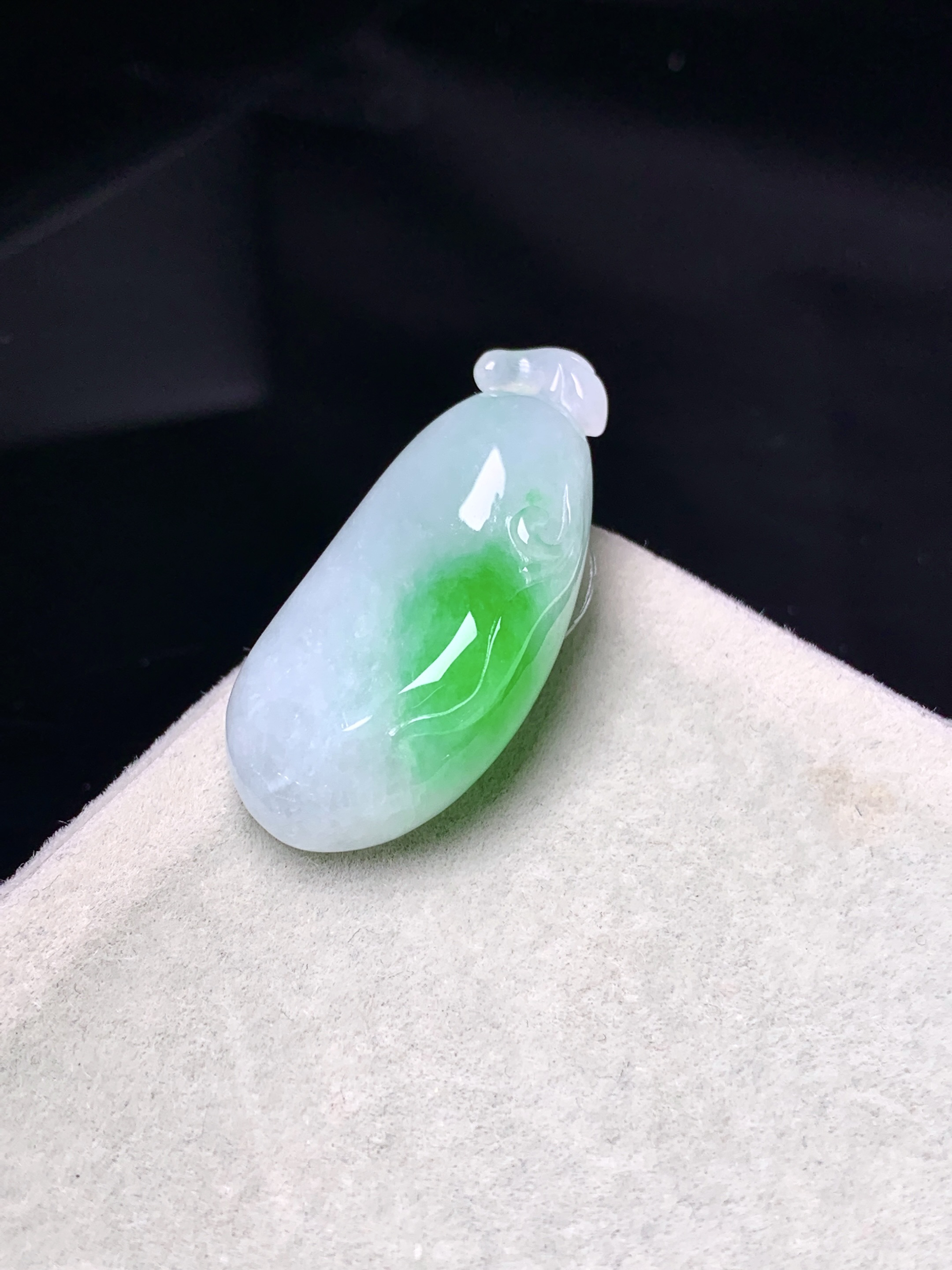 飘绿福瓜吊坠 玉质细腻 色泽艳丽清新 整体尺寸31*15*8.5 y2