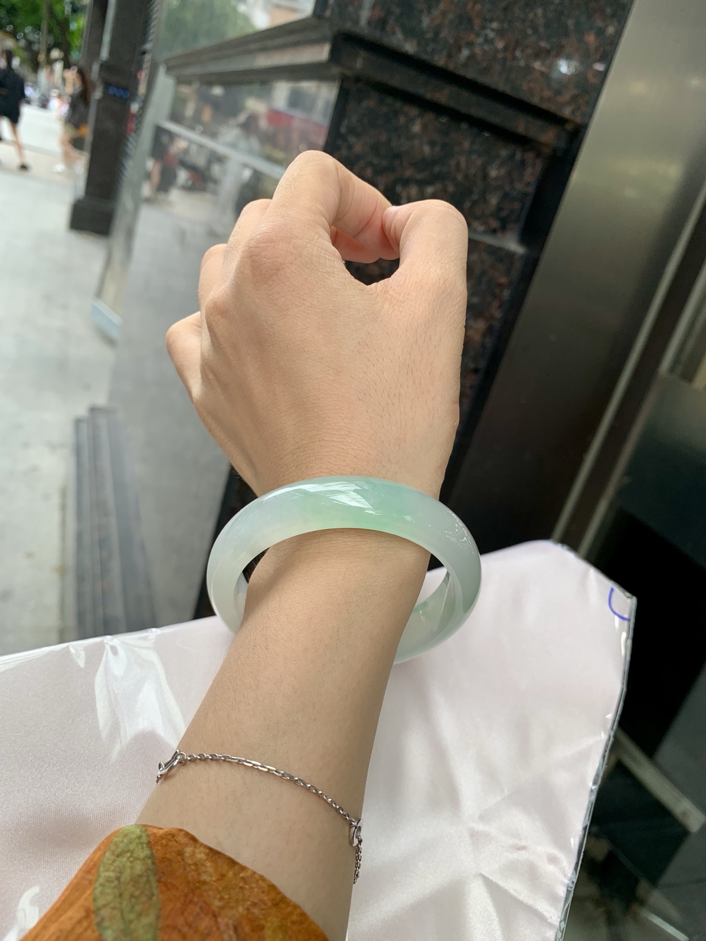 冰晴绿宽版正圈 55.1-7.8-13.7 0705-4X64 无裂，底妆冰胶十足，满圈晴绿飘色均匀分布，像初春嫩芽落入清泉，均匀柔和，抬眼就是一片宁静感